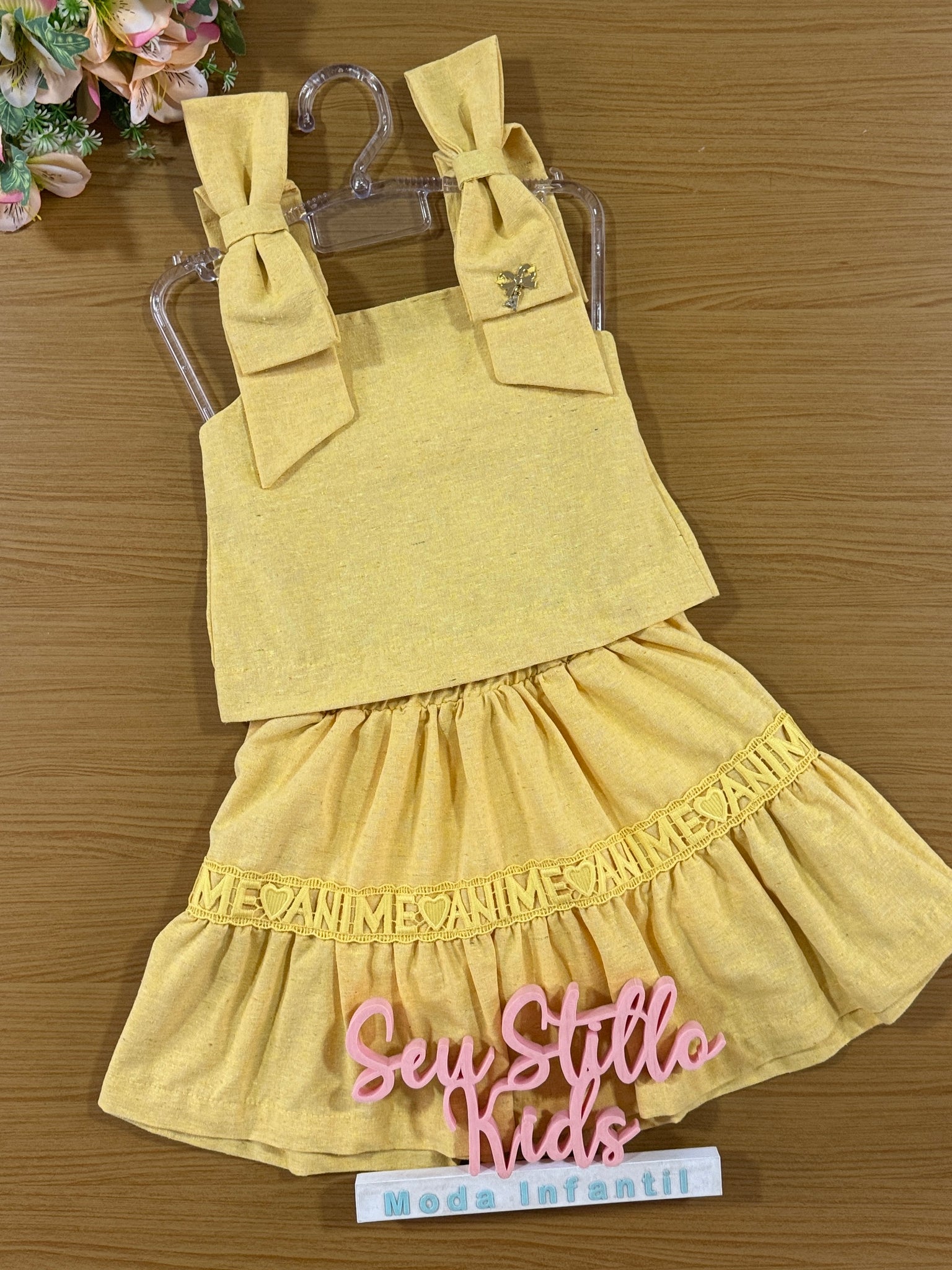 Conjunto Infantil Animê Verão Saia Bordada e Blusa Mostarda