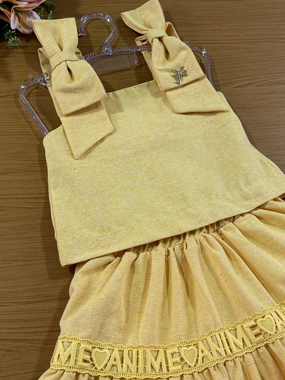 Conjunto Infantil Animê Verão Saia Bordada e Blusa Mostarda