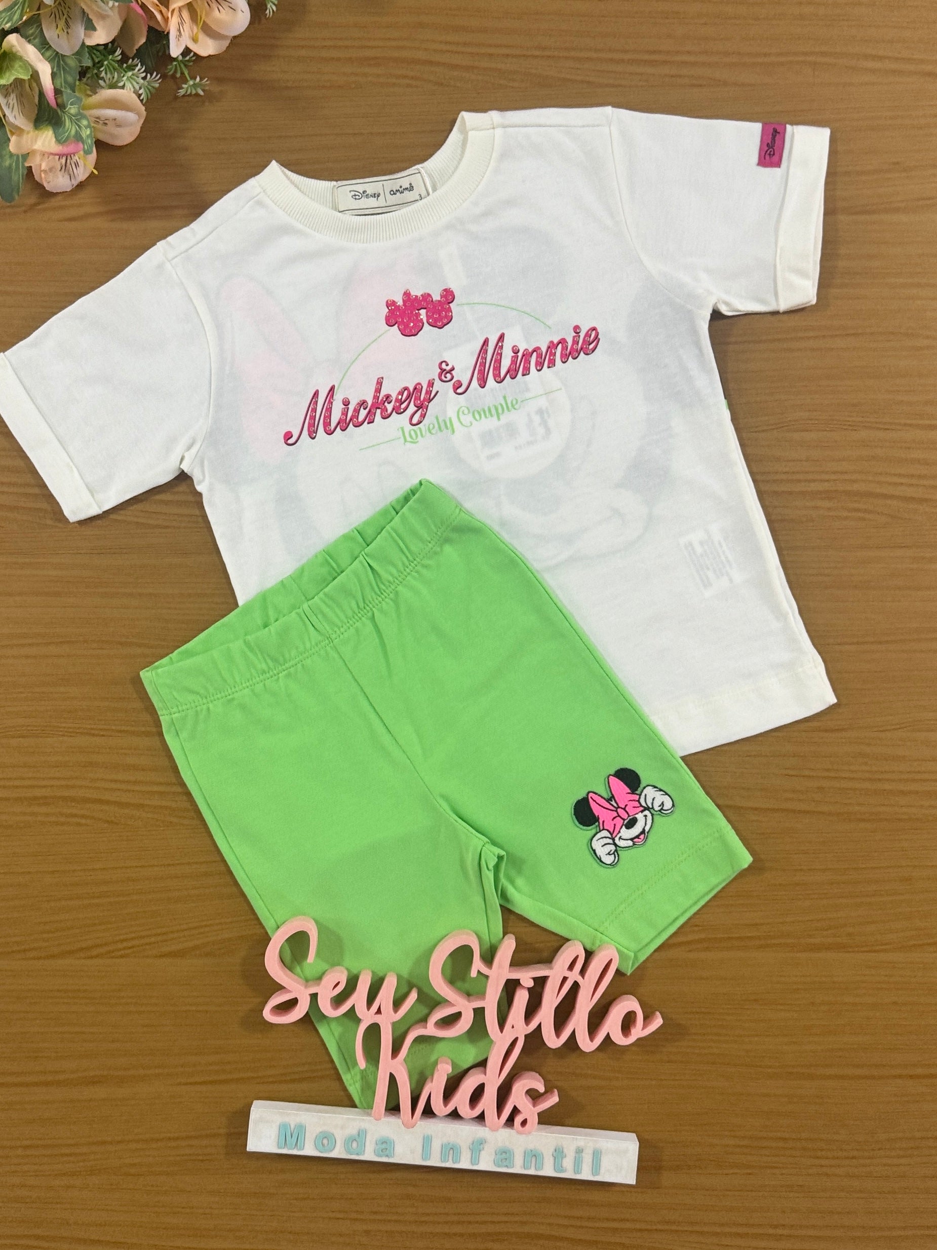 Conjunto Infantil Animê Verão Shorts Ciclista Verde e Blusa Minnie e Mickey Disney