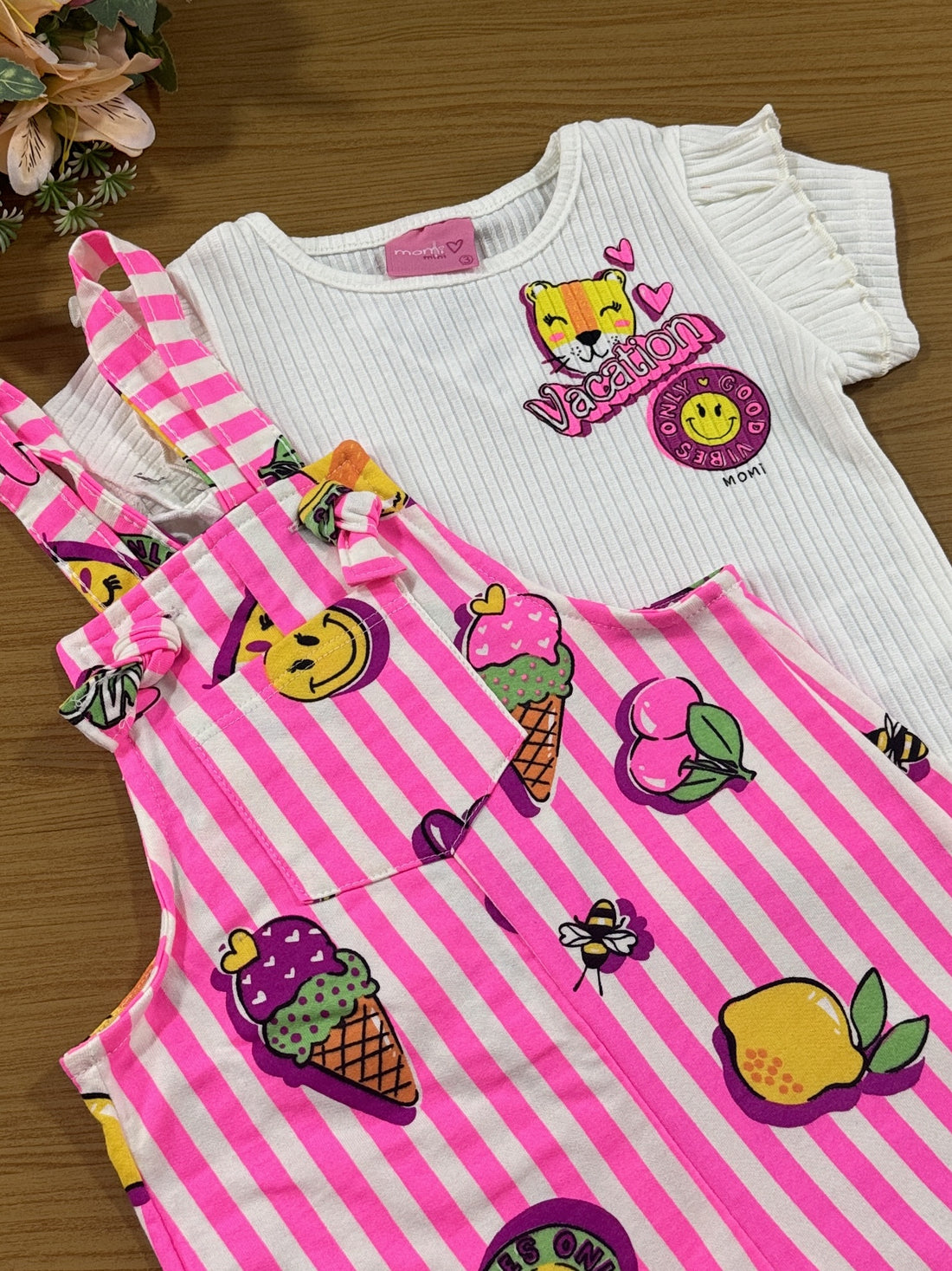 Jardineira Infantil Momi Verão Rosa Listrada Icones com Blusa