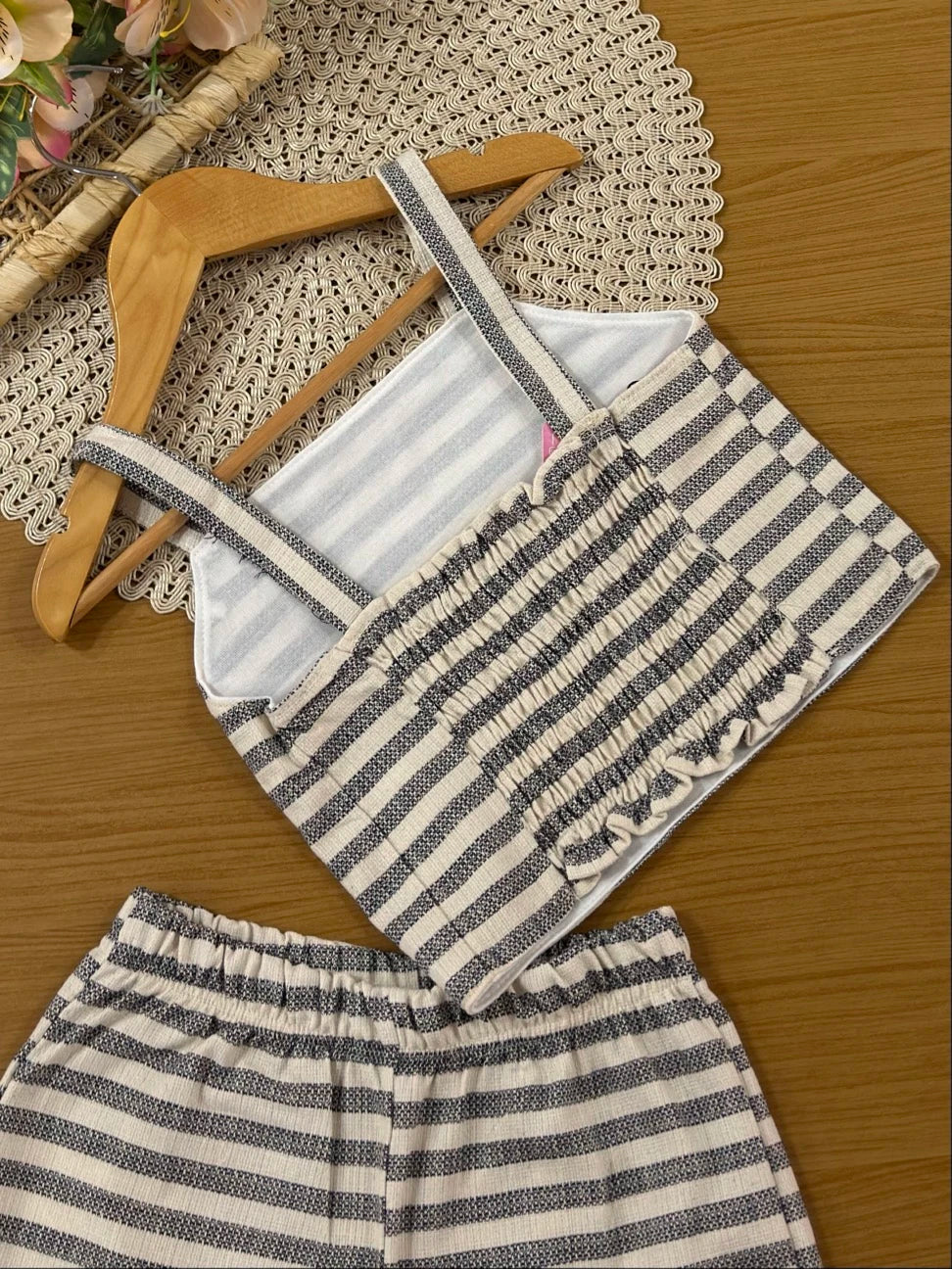 Conjunto Infantil Kukiê com Shorts e Blusa Off White Listrada Lacinho