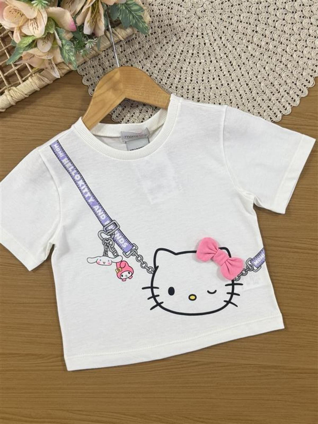 Conjunto Infantil Momi Verão com Saia Colorida e Blusa Branca Bolsinha 3D Hello Kitty