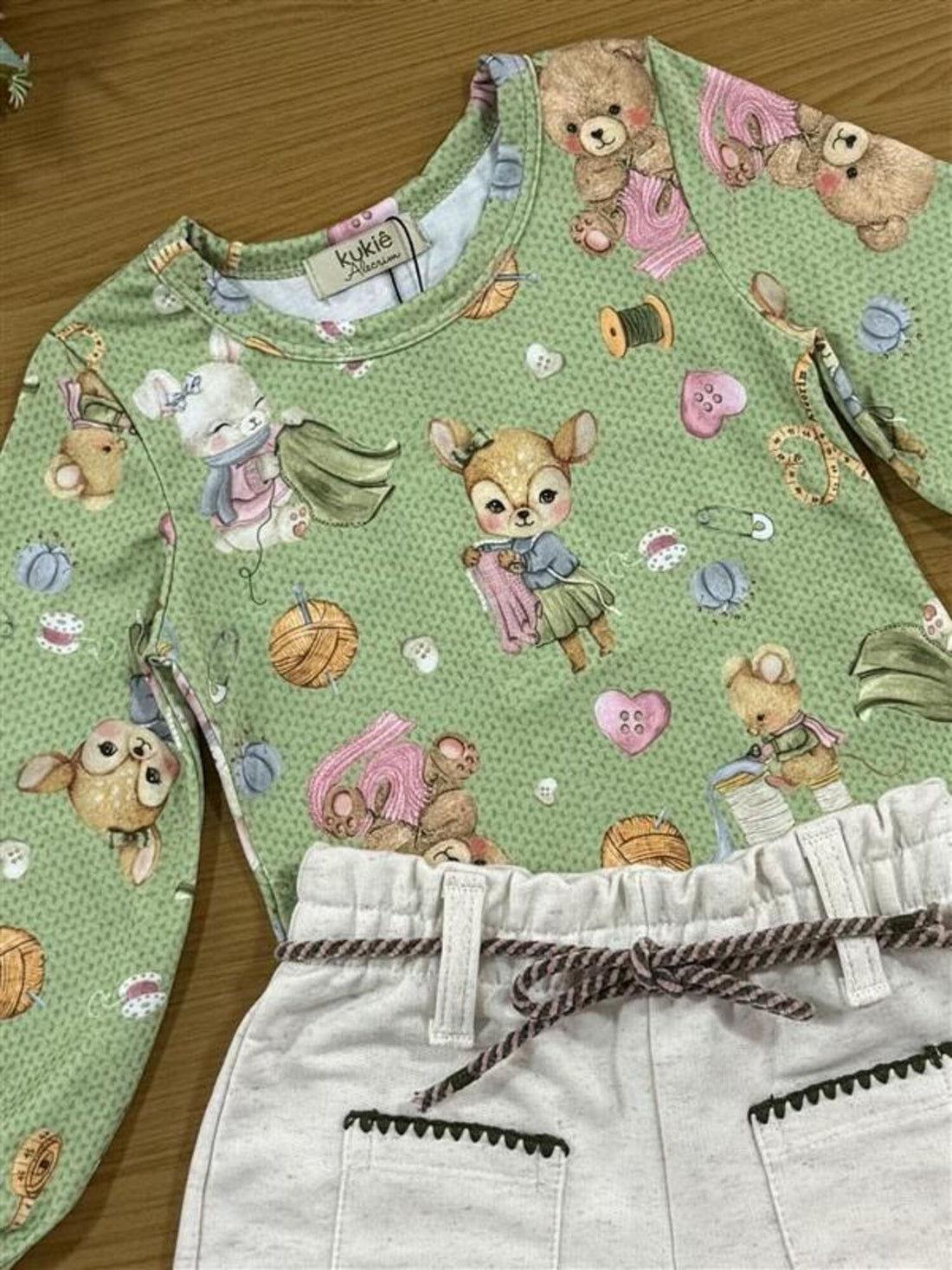 Conjunto Infantil Kukiê Alecrim Inverno com Shorts Off White e Blusa Verde Animais