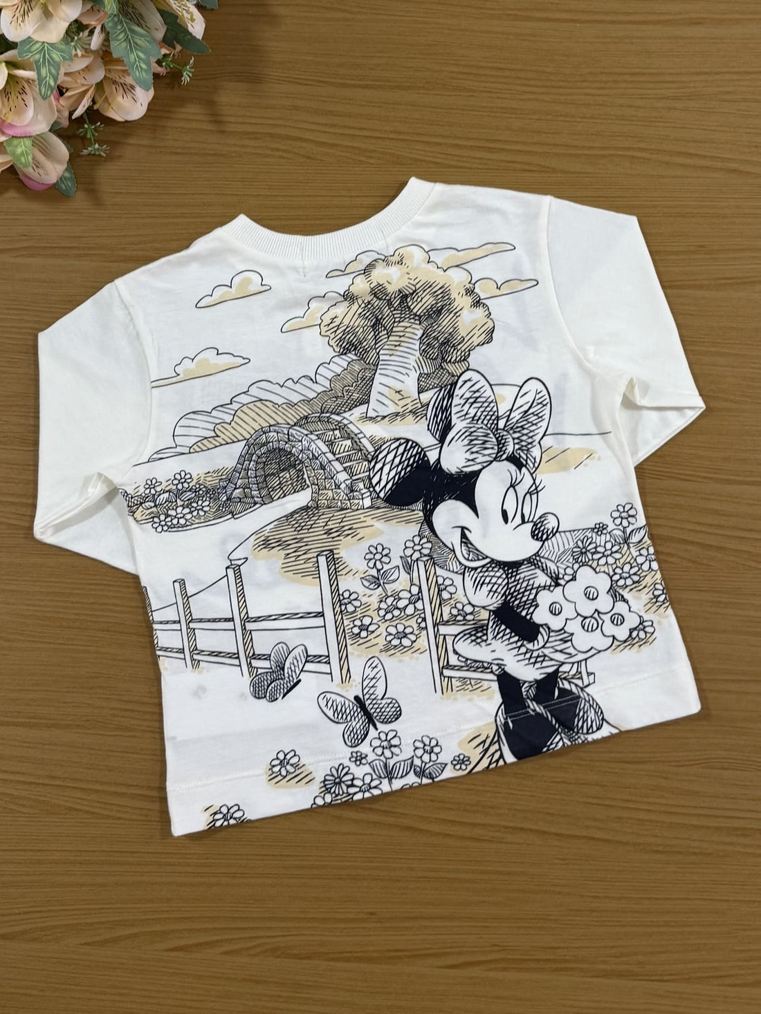 Blusa Infantil Animê Inverno Branca Minnie Mouse no Jardim Disney