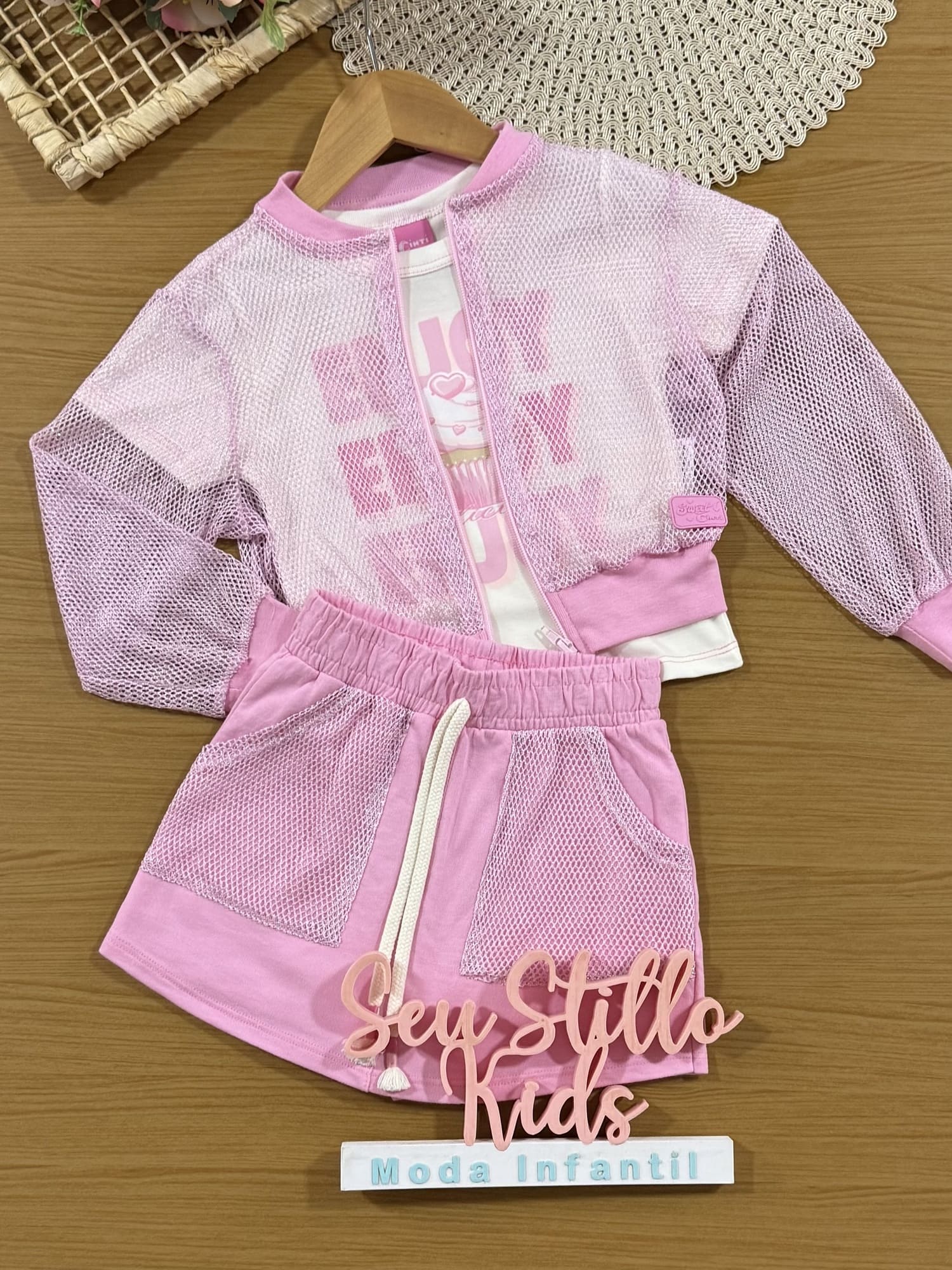 Conjunto Infantil Cinti Verão com Short-Saia, Blusa e Sobreposição em Tela Rosa Enjoy