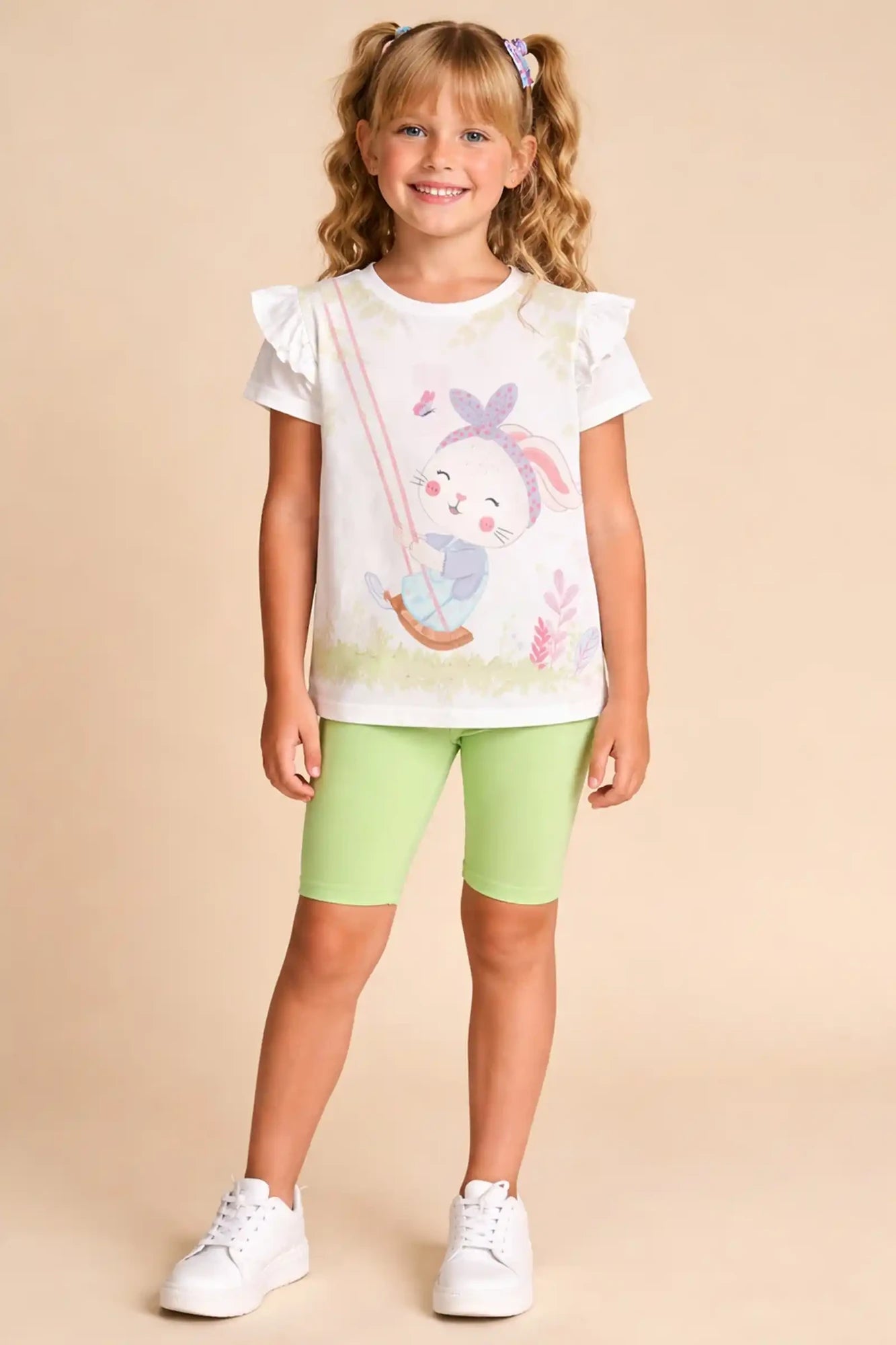 Conjunto Infantil Kukiê com Shorts Ciclista Verde e Blusa Coelhinha
