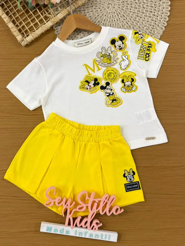 Conjunto Infantil Menina Animê com Shorts Amarelo e Blusa Branca Mickey e Minnie Strass