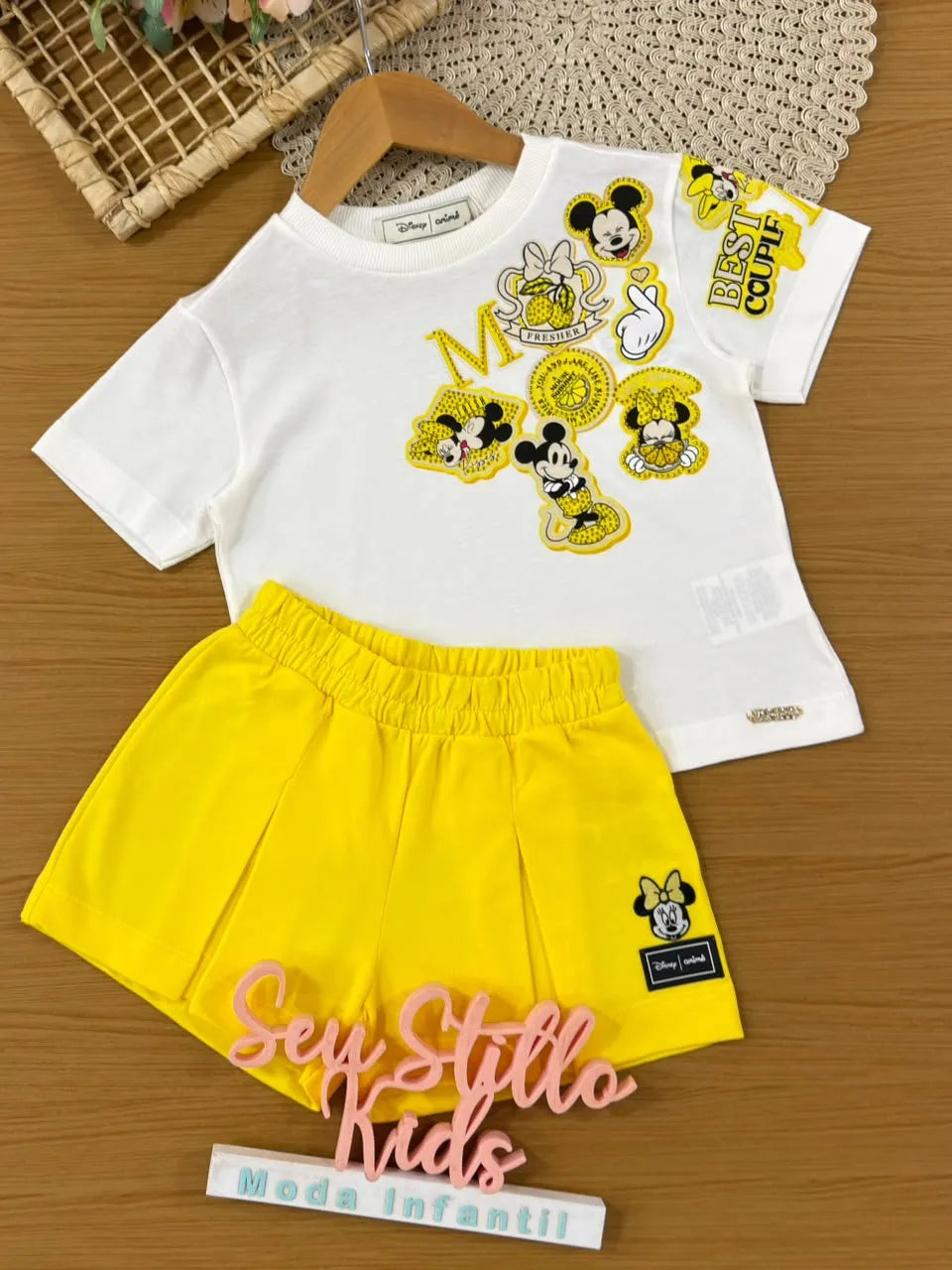 Conjunto Infantil Menina Animê com Shorts Amarelo e Blusa Branca Mickey e Minnie Strass