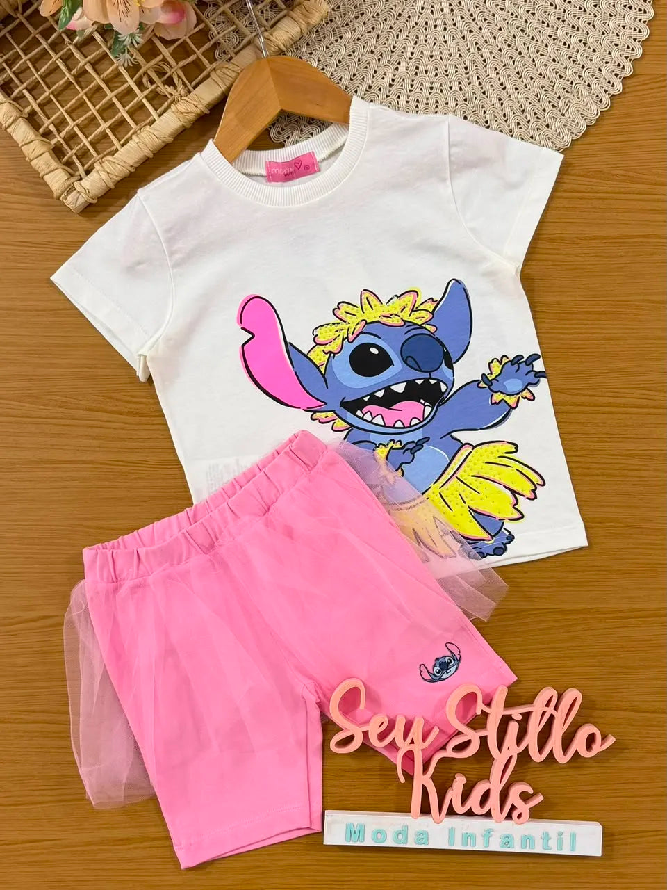 Conjunto Infantil Menina Momi Shorts Ciclista Rosa com Tule e Blusa Branca Lilo e Stitch Disney
