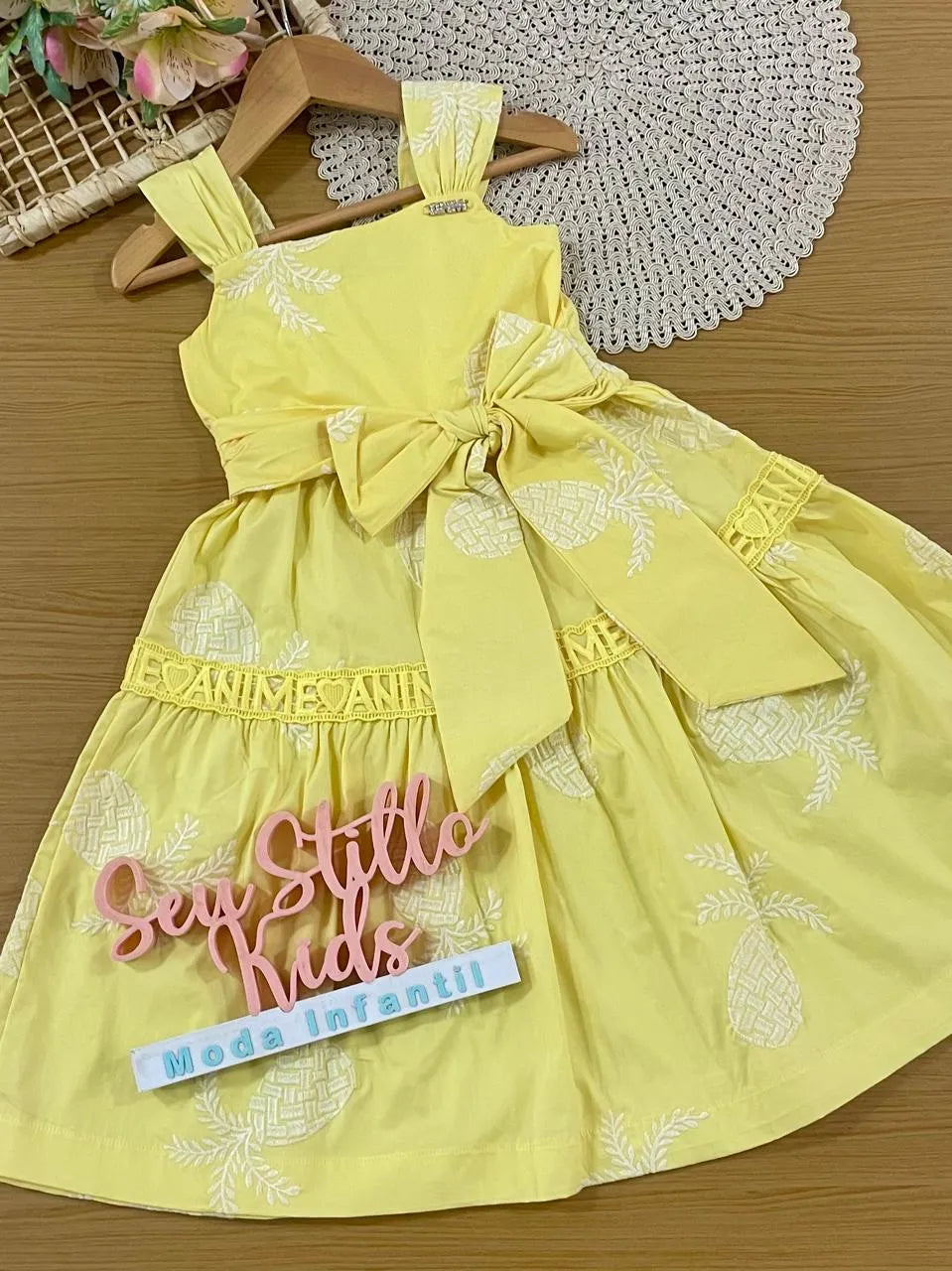 Vestido Infantil Animê Amarelo com Bordado Abacaxi