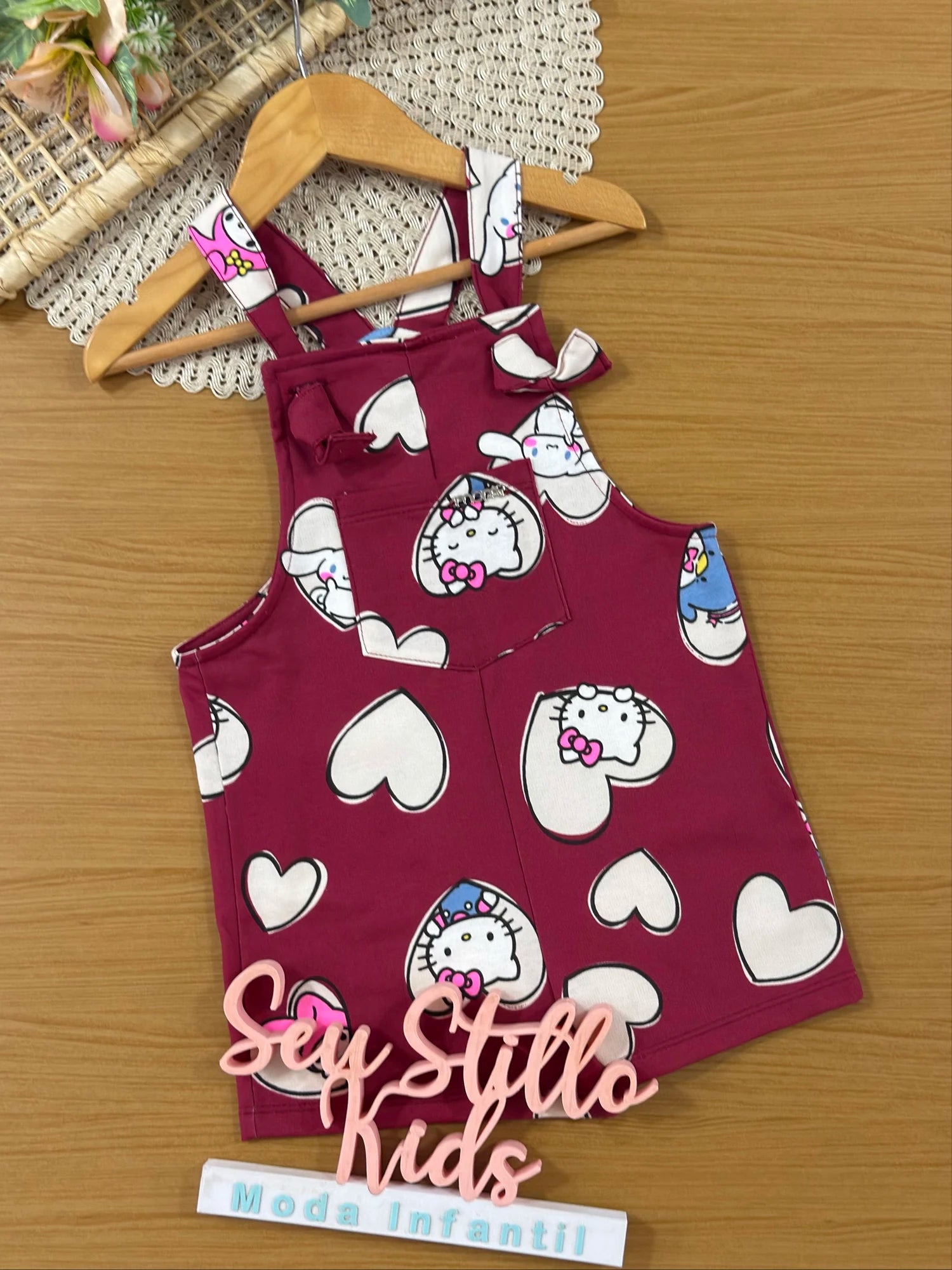 Jardineira Infantil Momi Inverno Vinho Hello Kitty Love