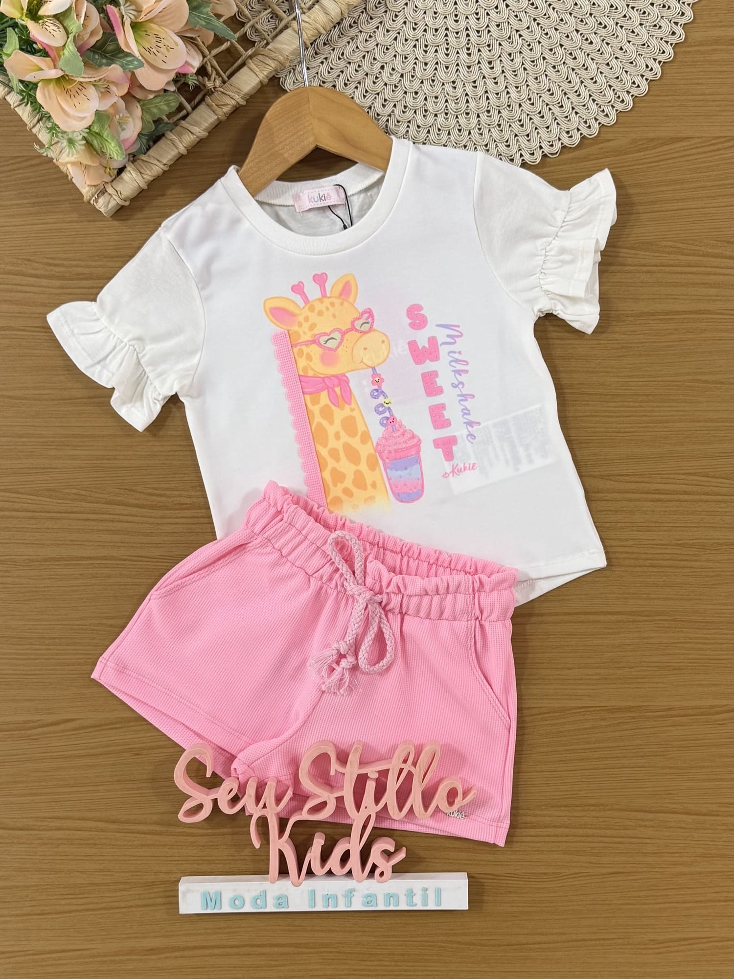 Conjunto Infantil Kukiê Verão com Shorts Rosa e Blusa Branca Girafinha