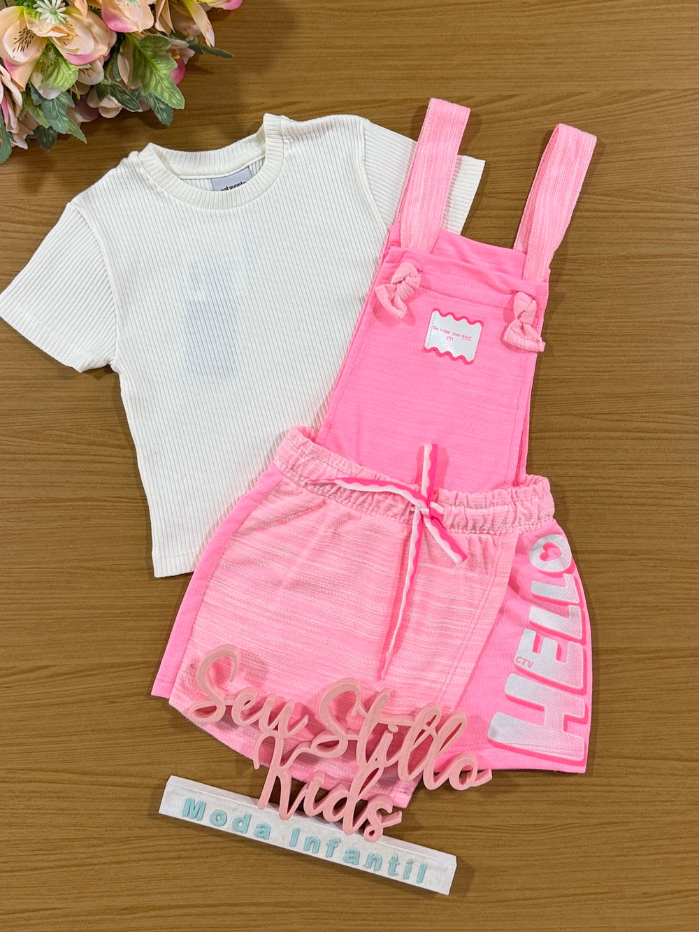 Jardineira Infantil Catavento Verão Rosa Hello e Blusa Off White