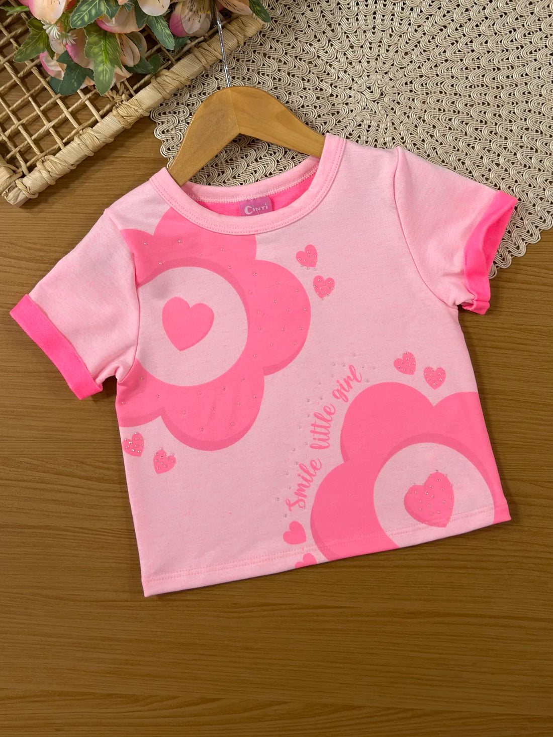 Conjunto Infantil Cinti Inverno com Shorts e Blusa Manga Curta Rosa Corações Strass