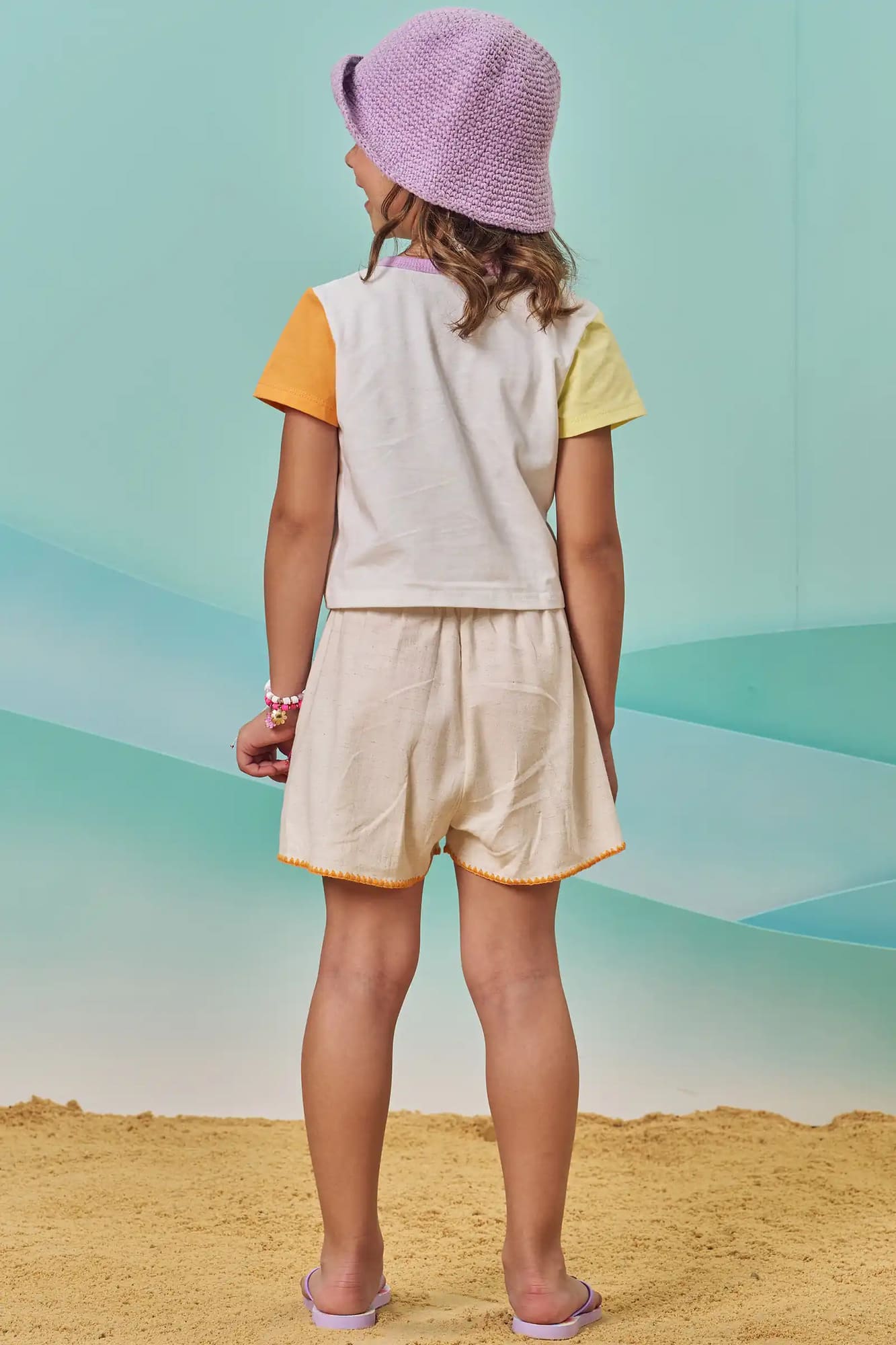 Conjunto Infantil Kukiê Verão com Shorts Bege e Blusa Branca Ursinha na Praia