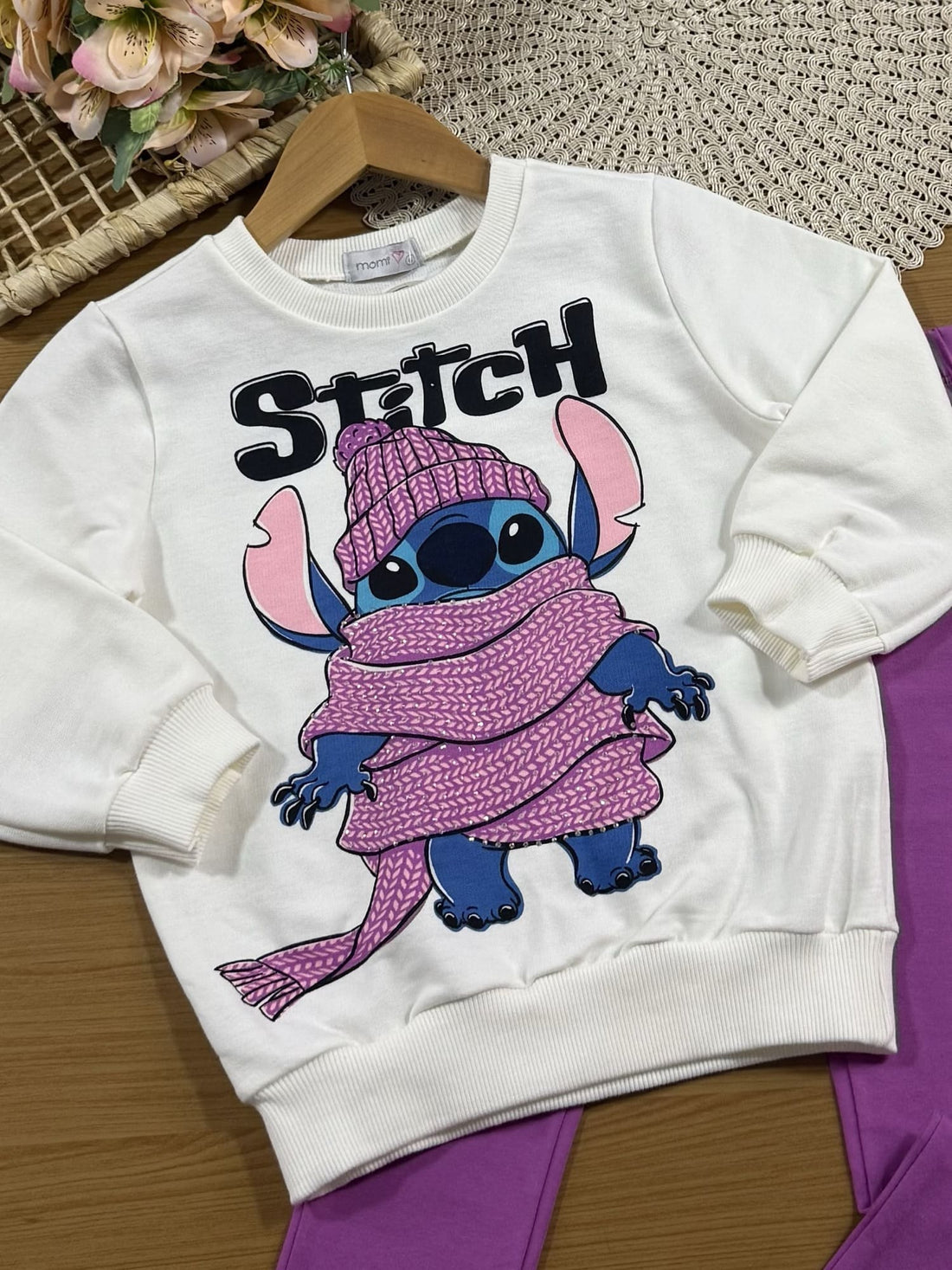 Conjunto Infantil Momi Inverno com Calça Roxa e Moletom sem Flanela Branco Stitch Disney