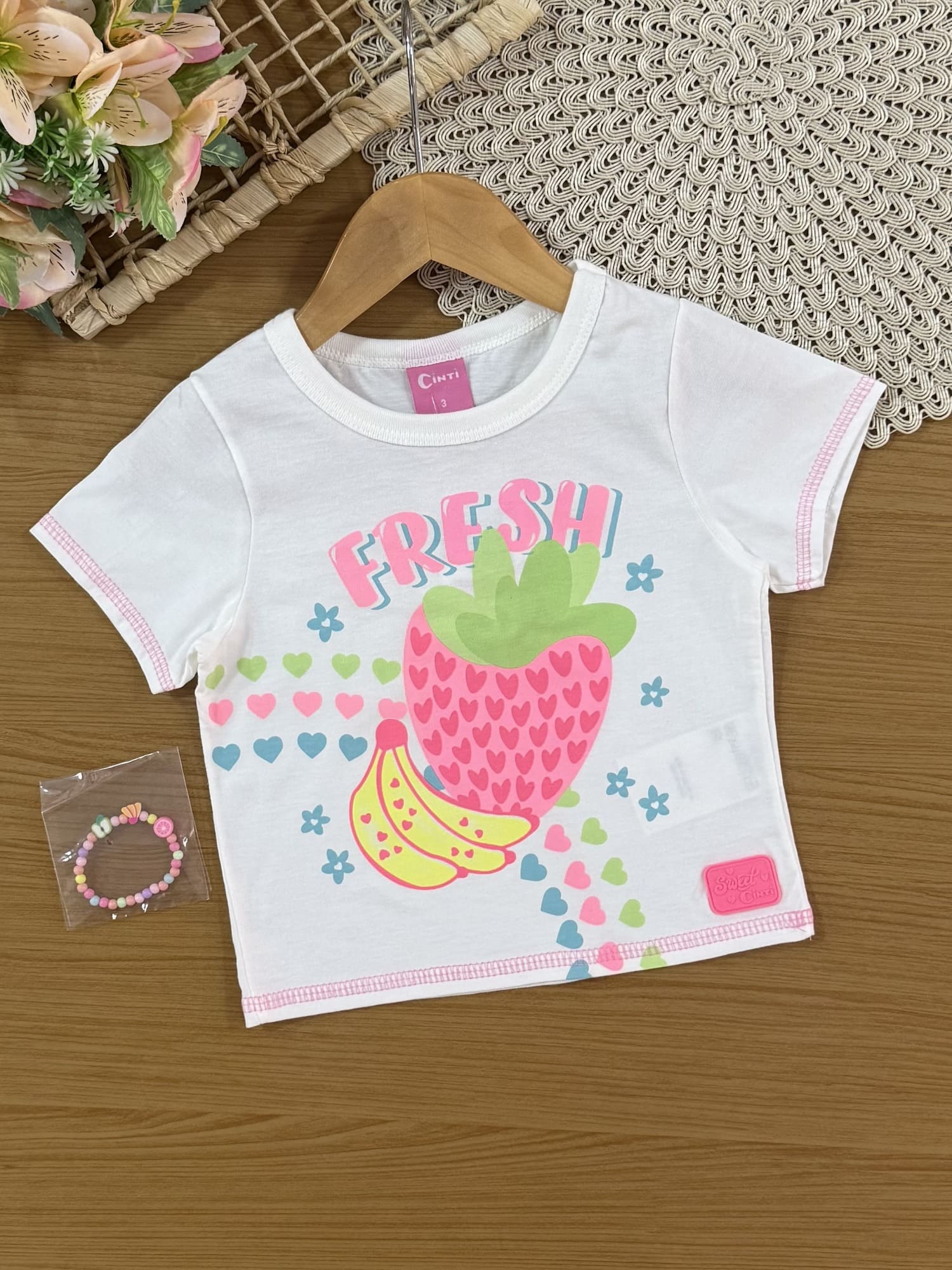 Conjunto Infantil Cinti Verão, Shorts Rosa e Blusa Branca Frutinhas com Pulseira