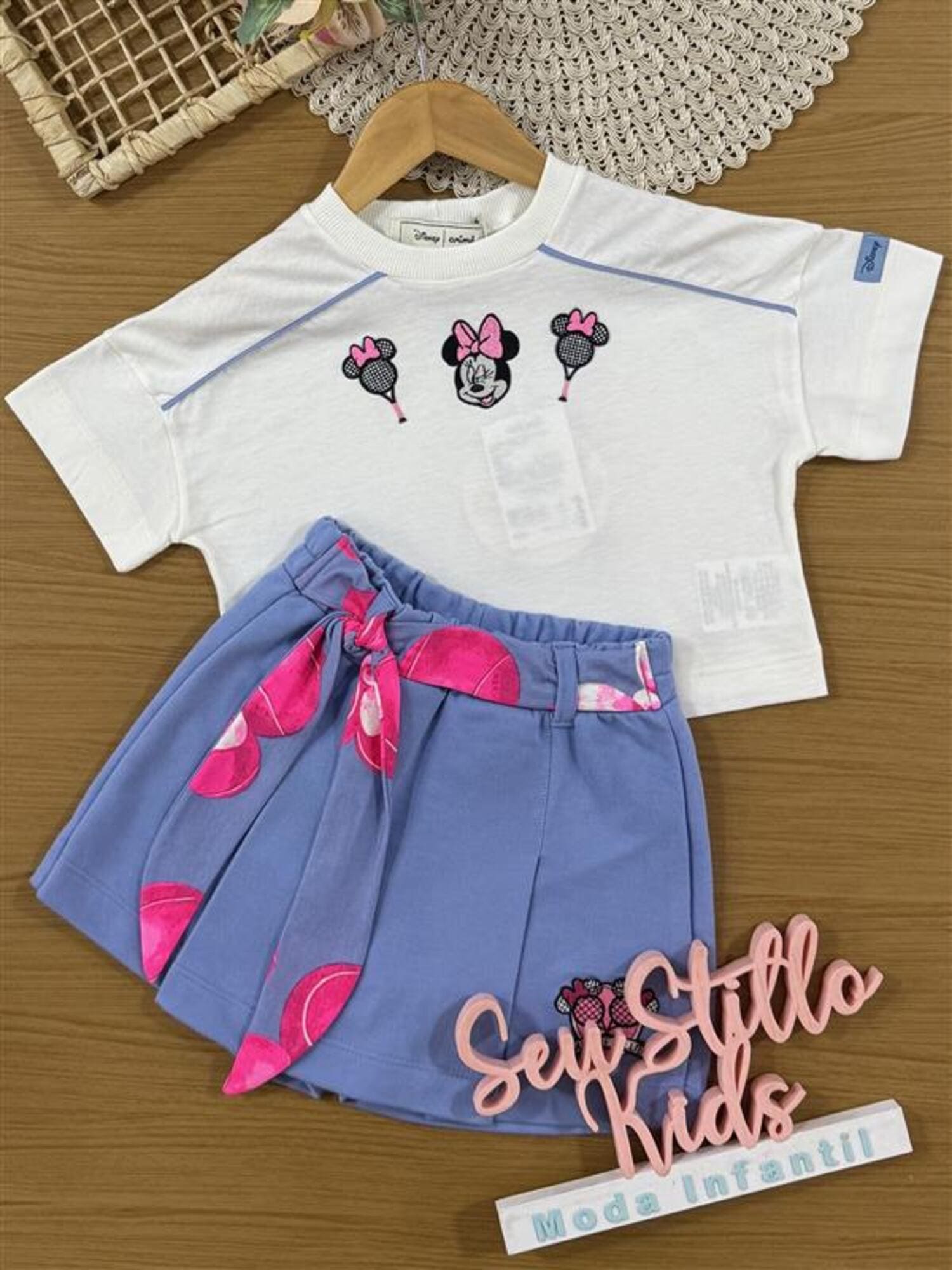 Conjunto Infantil Animê Verão com Shorts Saia Azul e Blusa Branca Minnie Tênista Disney