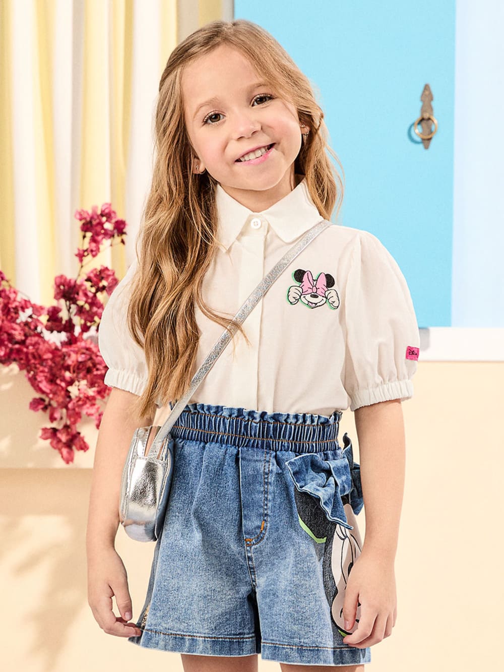 Conjunto Infantil Animê Verão Shorts Jeans e Camisa Minnie Patch Disney
