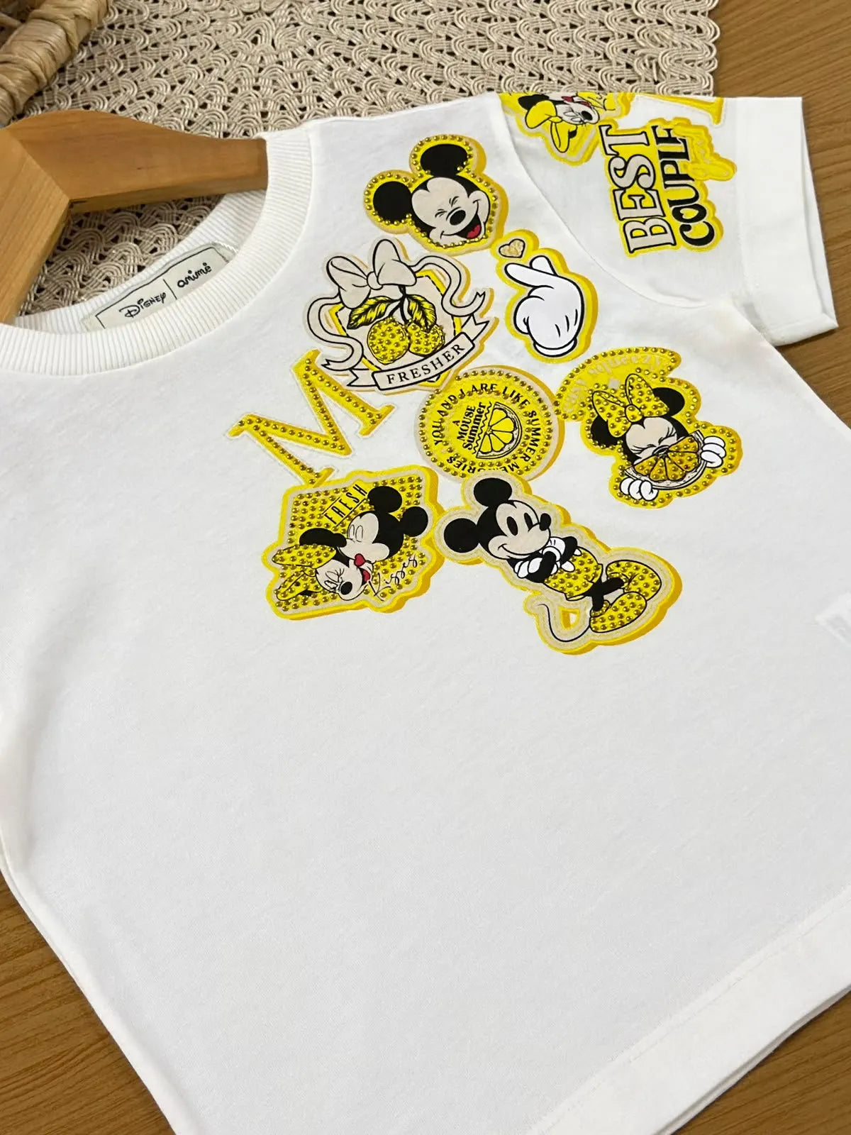 Conjunto Infantil Menina Animê com Shorts Amarelo e Blusa Branca Mickey e Minnie Strass