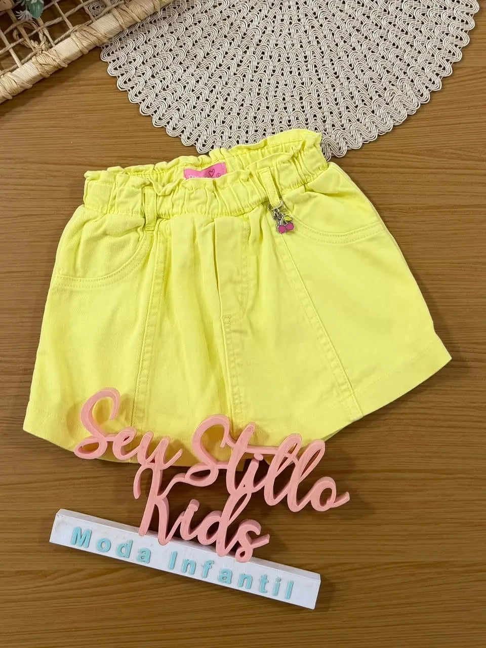 Shorts Saia Infantil Momi em Sarja Amarelo com Pingente