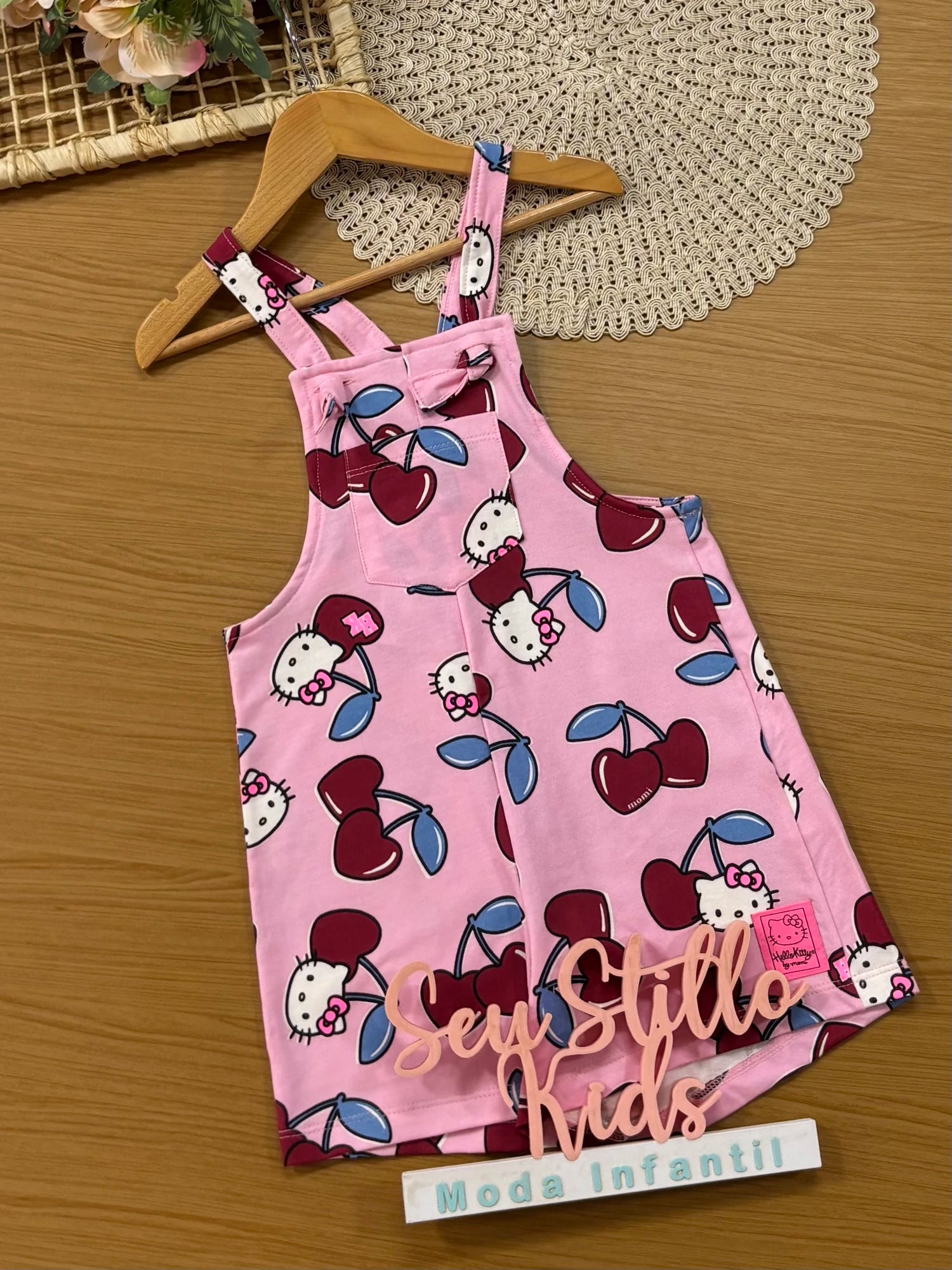 Jardineira Infantil Momi Inverno Rosa Cerejinha Hello Kitty