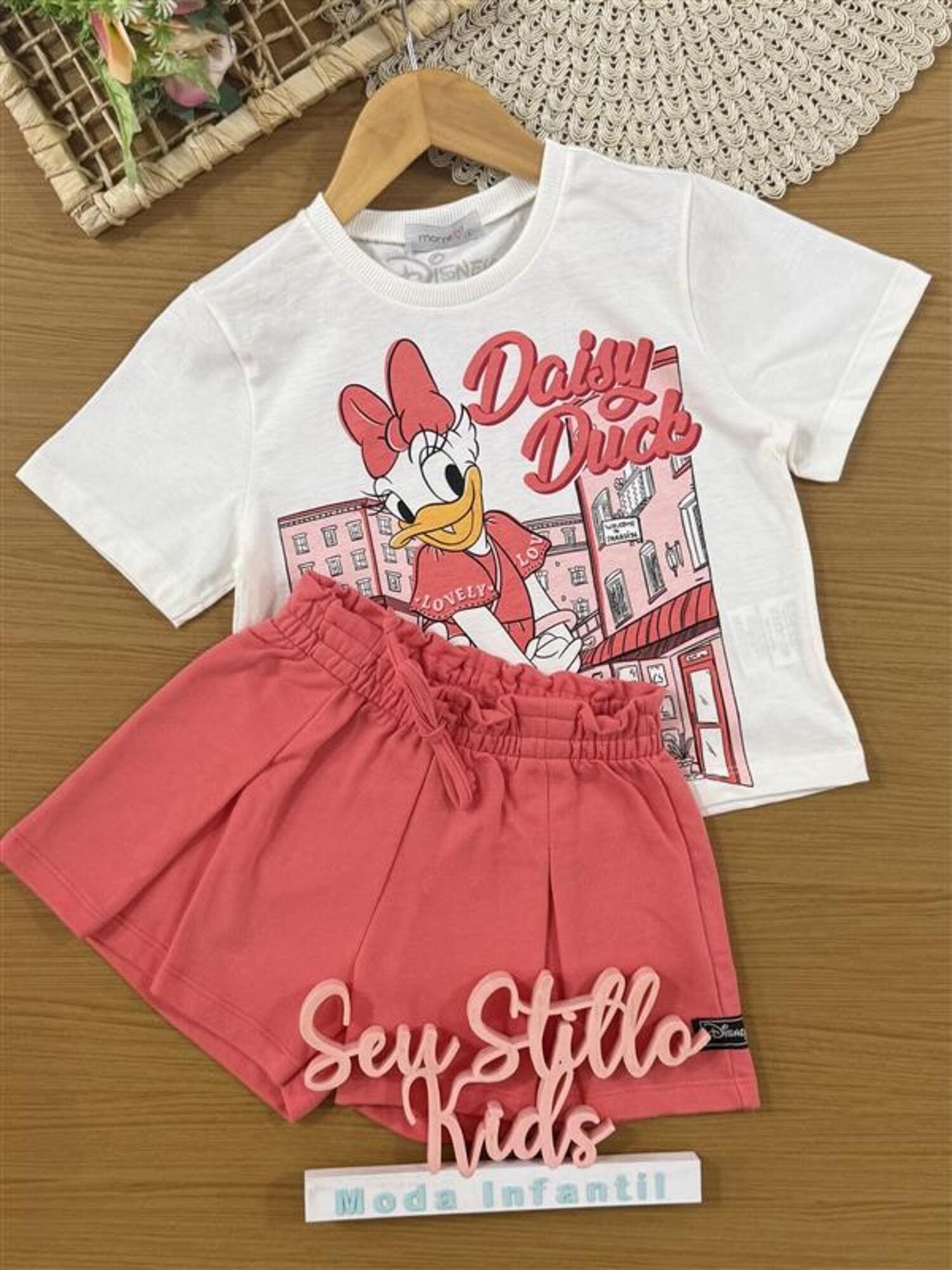 Conjunto Infantil Momi Verão com Shorts Vermelho e Blusa Branca Daisy Duck Disney