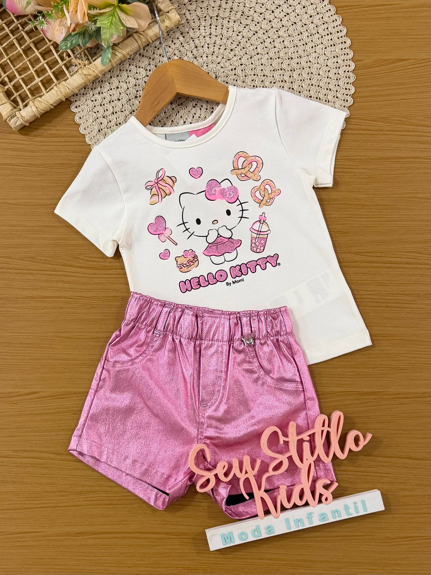 Conjunto Infantil Momi Inverno com Shorts Rosa e Blusa Manga Curta Hello Kitty Docinhos
