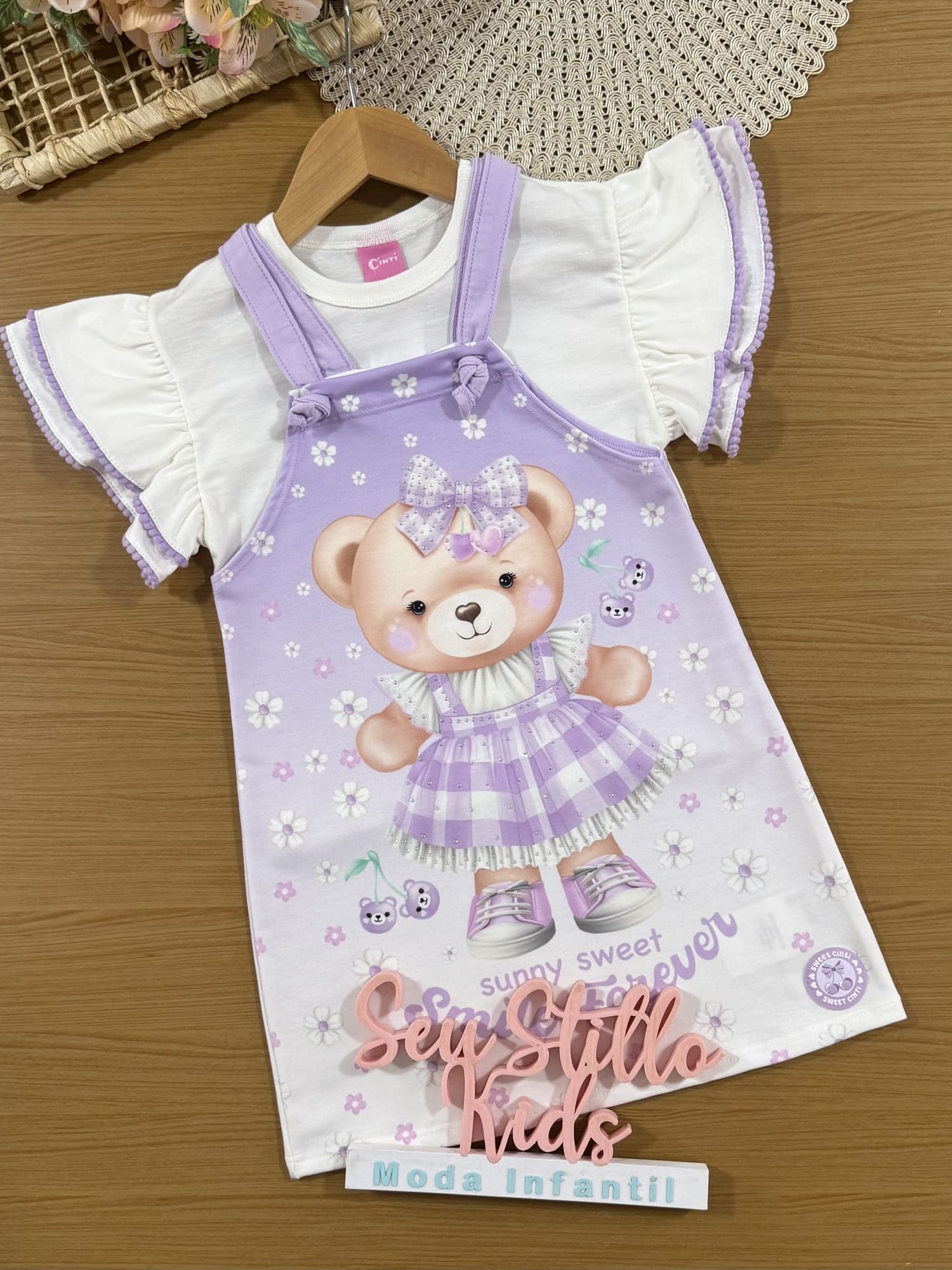 Salopete Infantil Cinti Verão Lilás com Blusa Branca Ursinha Floral
