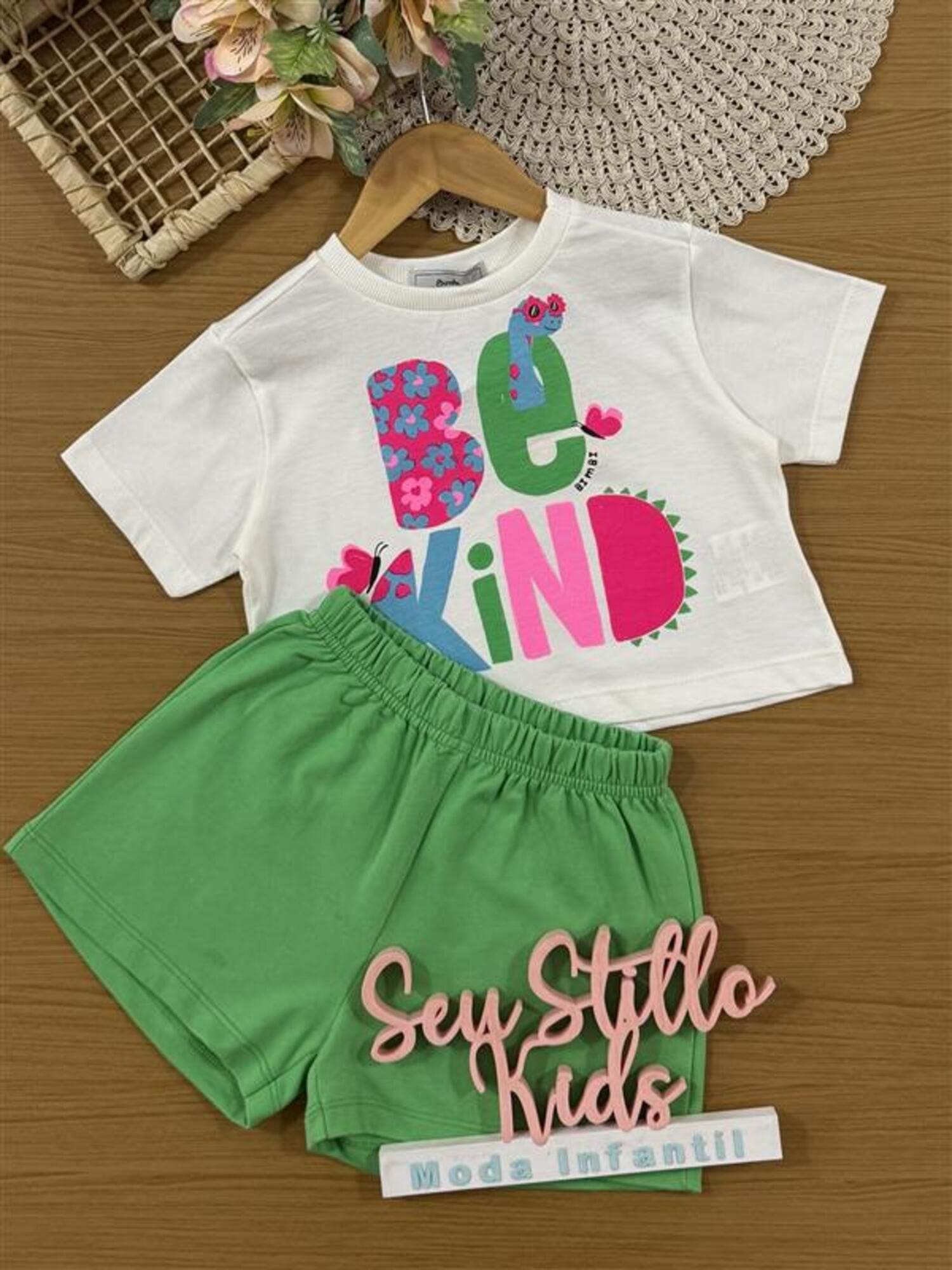 Conjunto Infantil Bimbi Verão com Shorts Verde e Blusa Branca Maçãzinha Be Kind