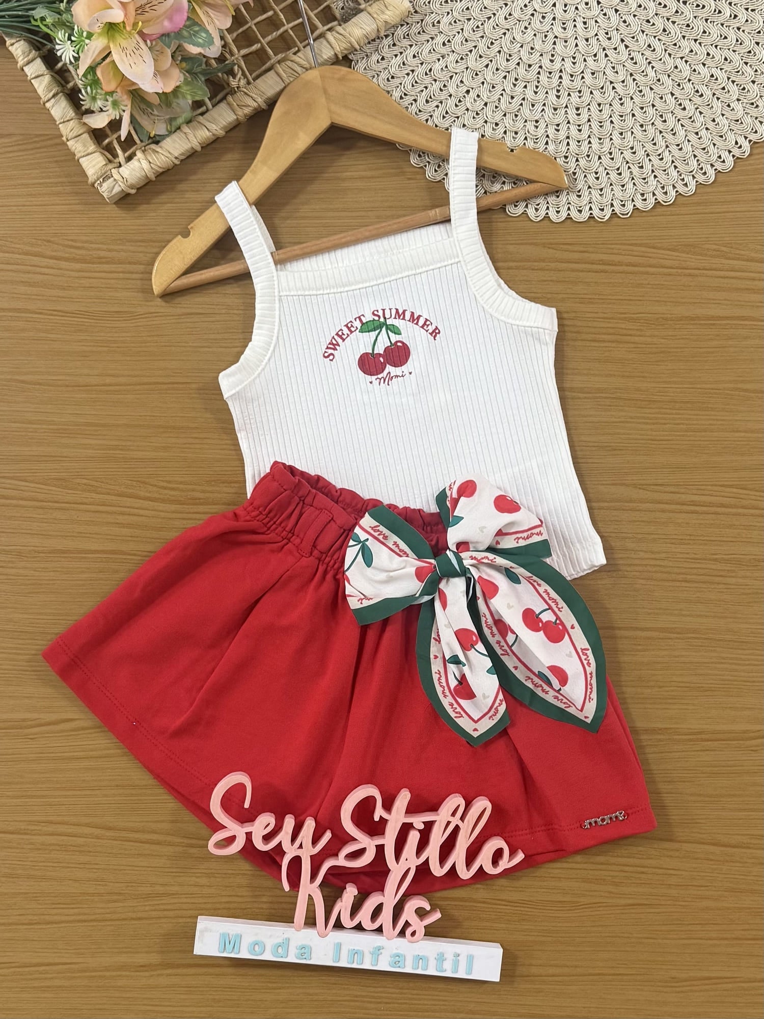 Conjunto Infantil Momi Verão com Shorts Vermelho Lacinho e Regata Branca Cerejinha