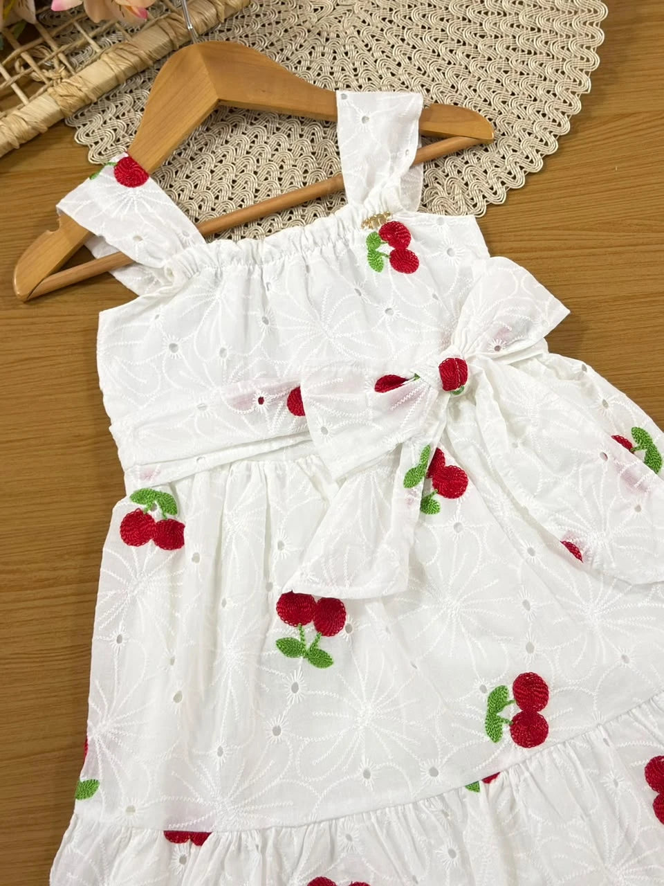 Vestido Infantil Momi Branco Laise Bordado Cereja