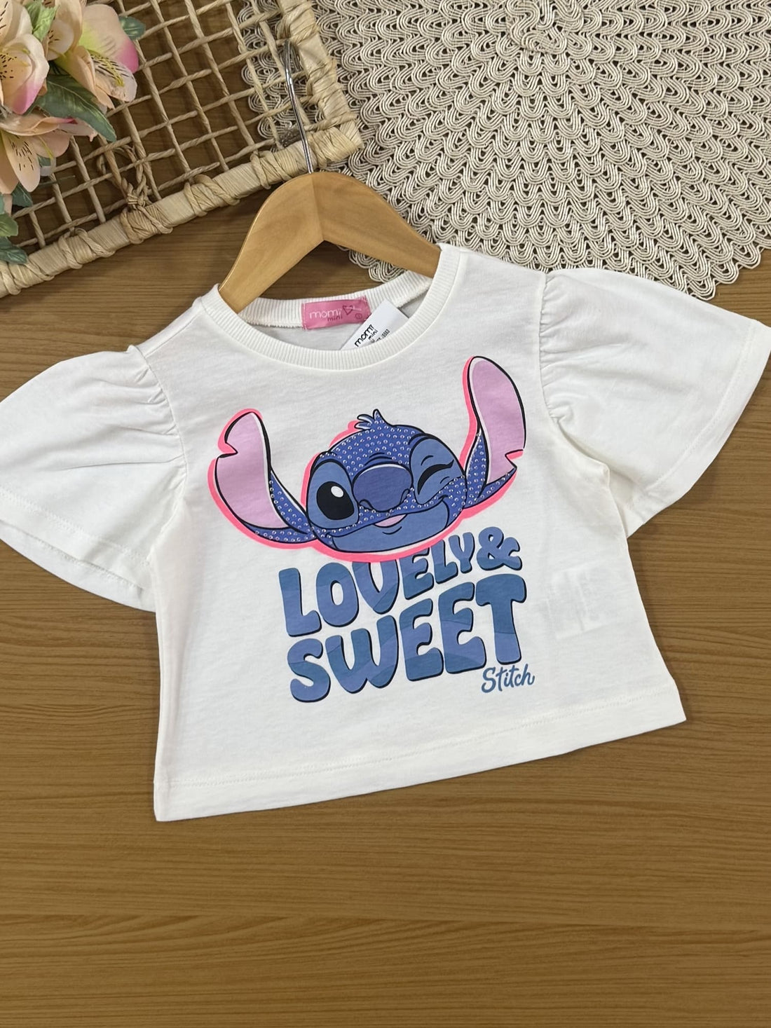 Conjunto Infantil Momi Verão com Shorst Azul e Blusa Branca Lovely Stitch