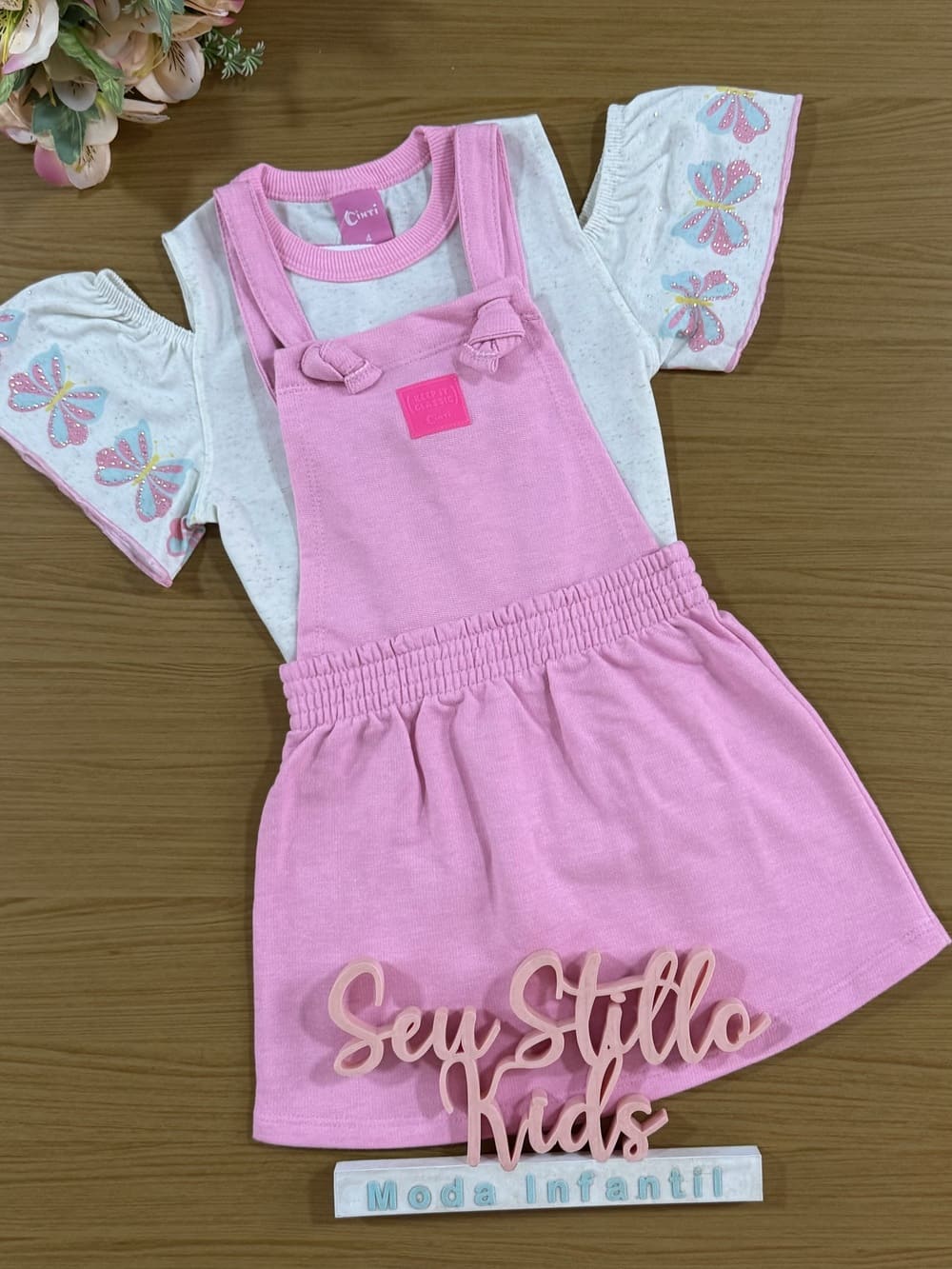 Salopete Infantil Cinti Verão Rosa Com Blusa Off White Borboletas
