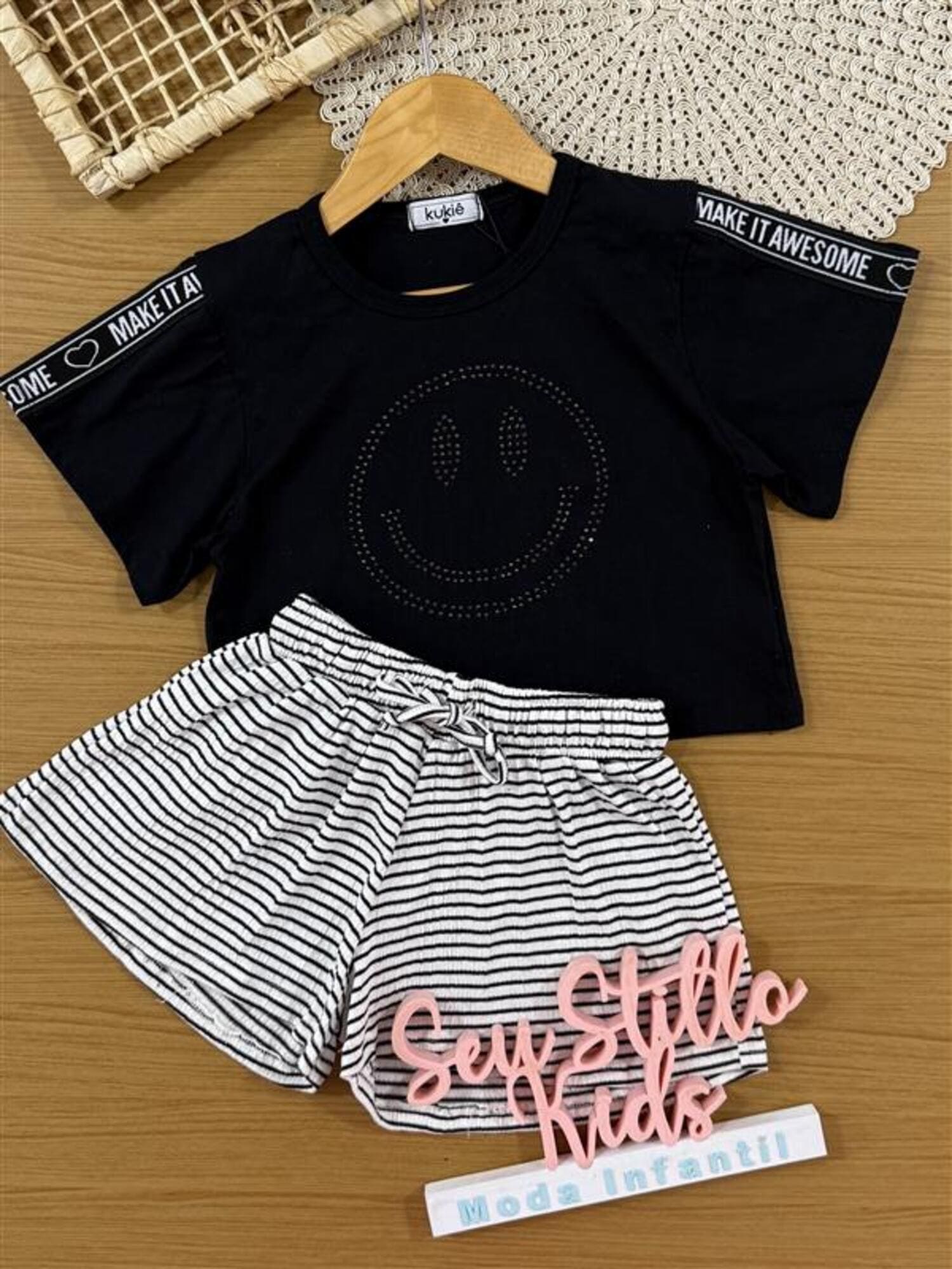 Conjunto Infantil Kukiê Verão com Shorts Listrado e Blusa Preta Emoji
