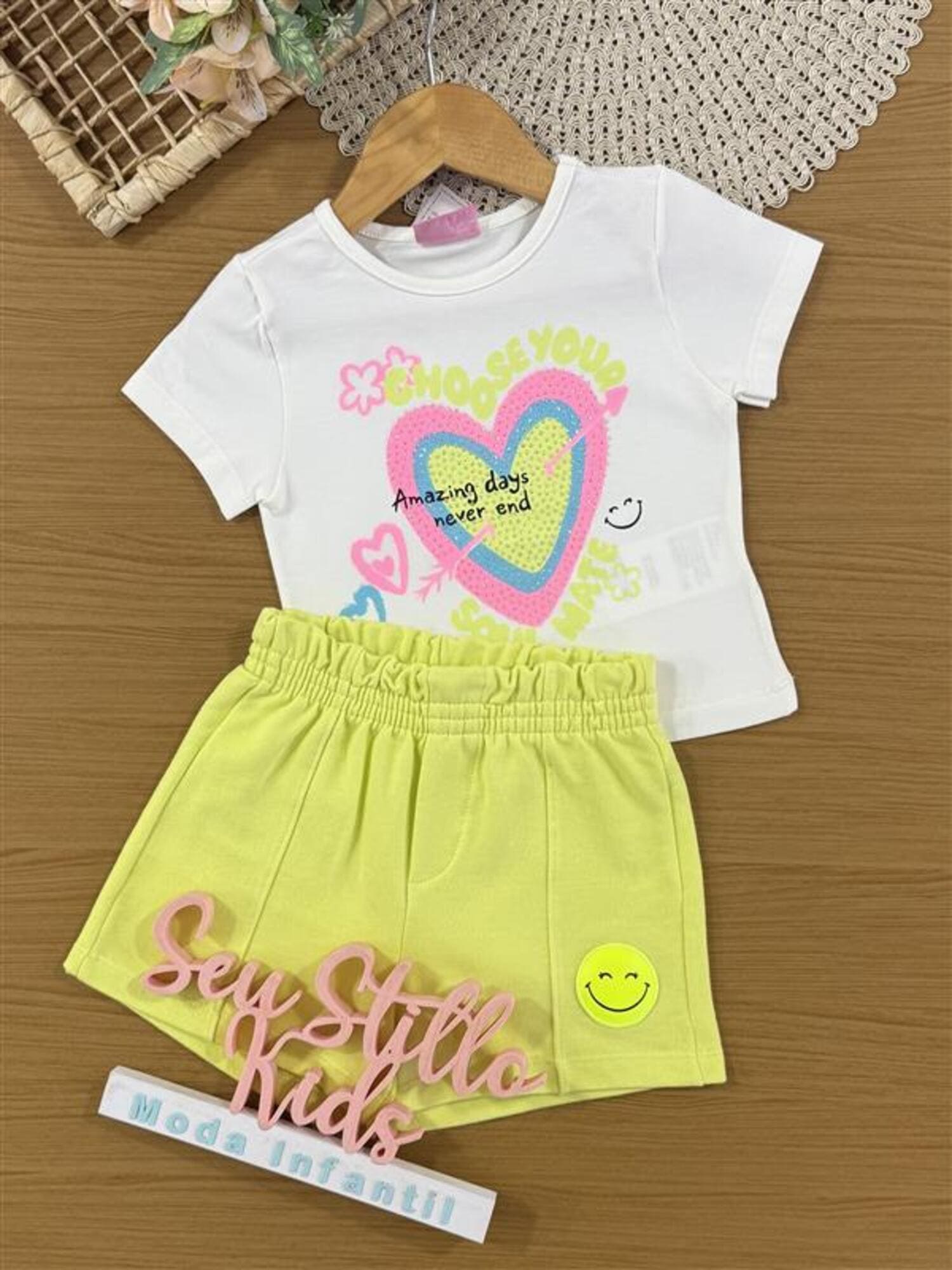 Conjunto Infantil Momi Verão com Shorts Amarelo e Blusa Branca Coração com Strass