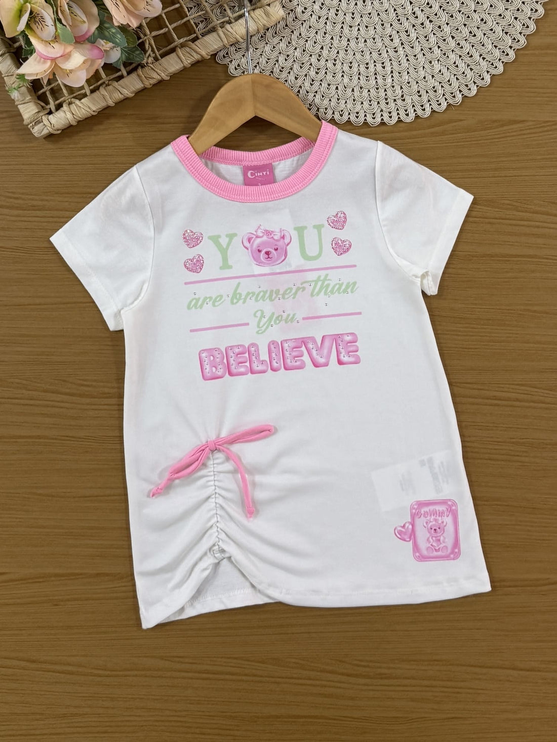 Conjunto Infantil Cinti Verão com Shorts Ciclista Verde e Blusa Branca Ursinha Believe