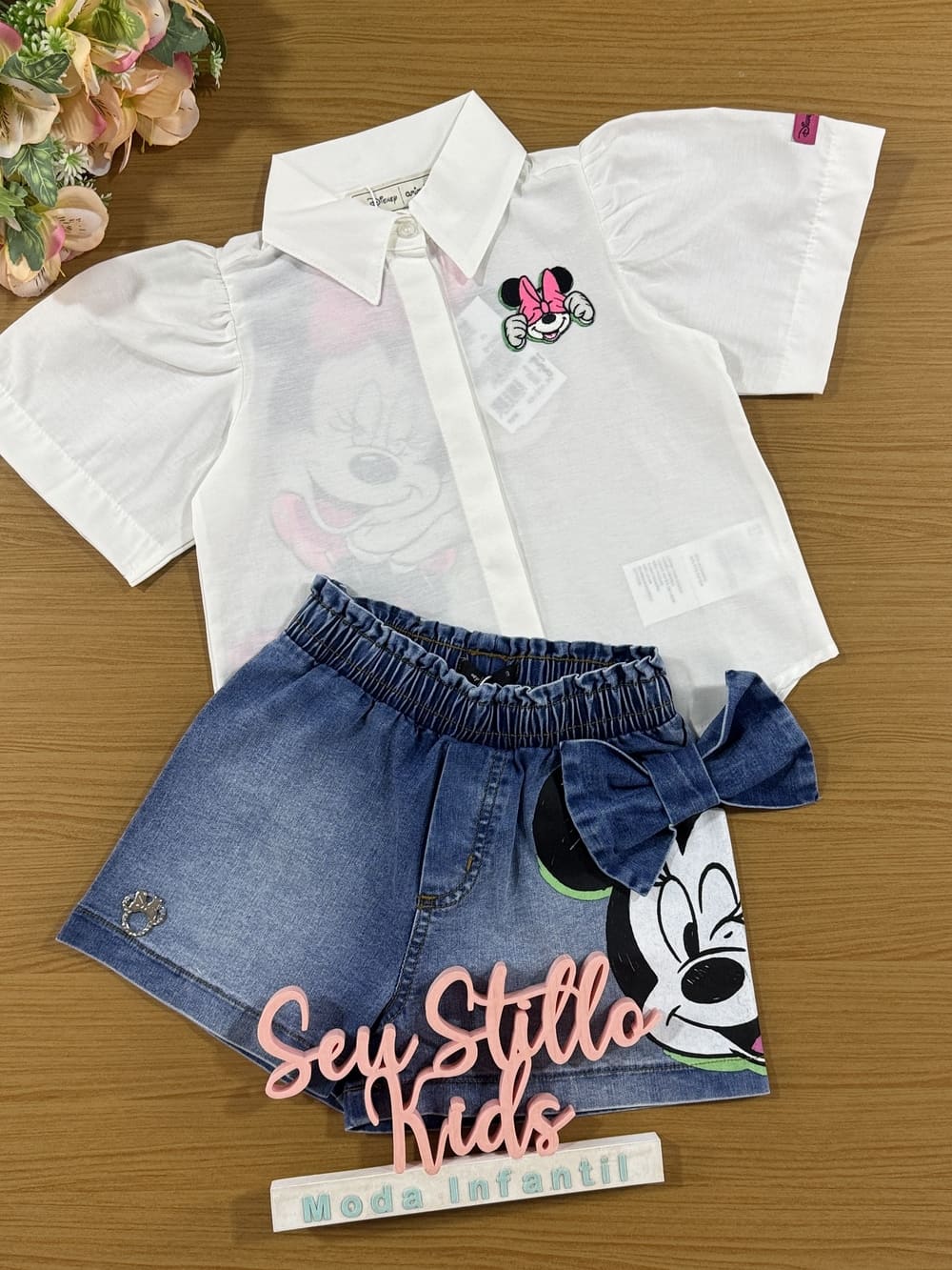 Conjunto Infantil Animê Verão Shorts Jeans e Camisa Minnie Patch Disney