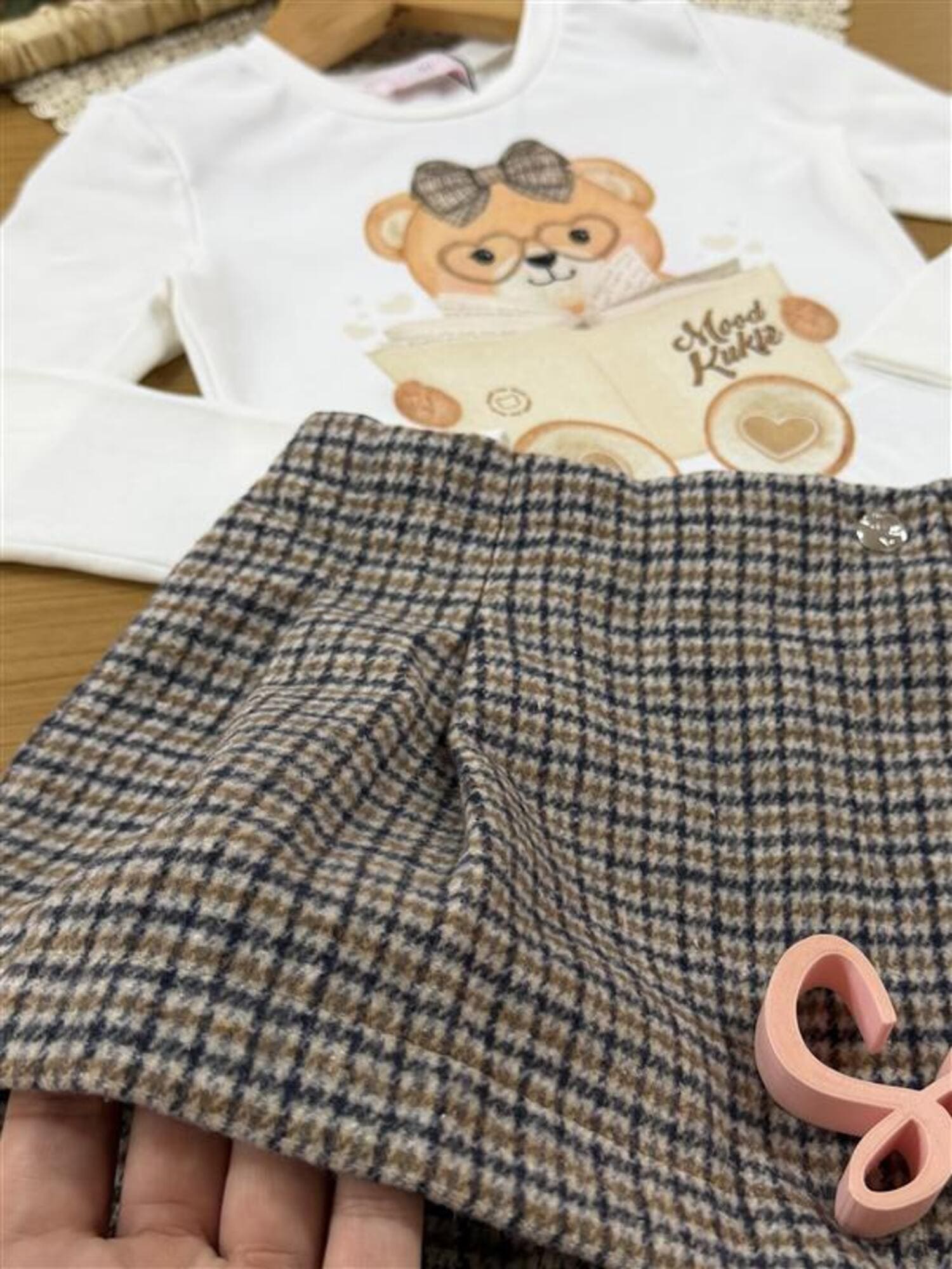 Conjunto Infantil Kukiê Inverno com Shorts Saia Xadrez e Blusa Manga Longa Ursinha Livrinho