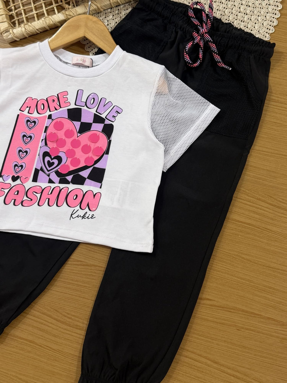 Conjunto infantil Kukiê Verão com Calça Preta e Blusa Branca Love Fashion