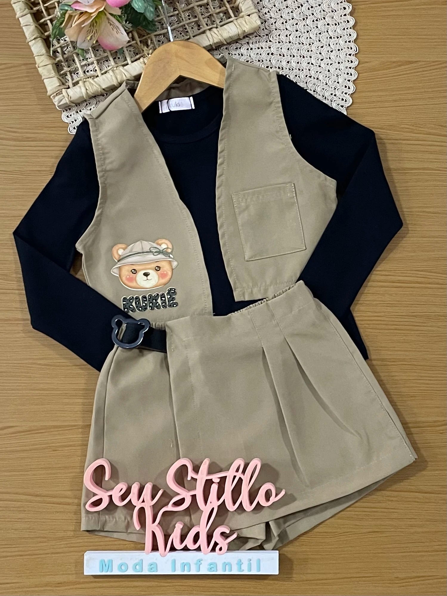 Conjunto Infantil Kukiê Inverno com Shorts Saia, Colete Bege e Ursinha e Blusa Manga Longa