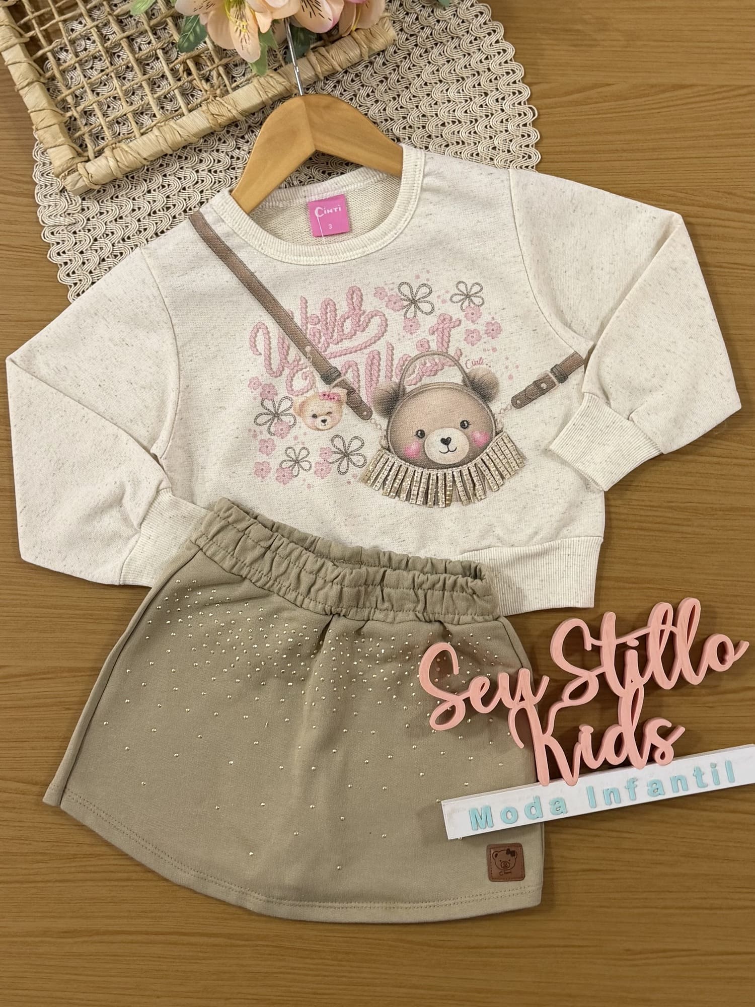 Conjunto Infantil Cinti Inverno com Shorts-Saia Bege e Blusa Manga Longa Ursinha 3d