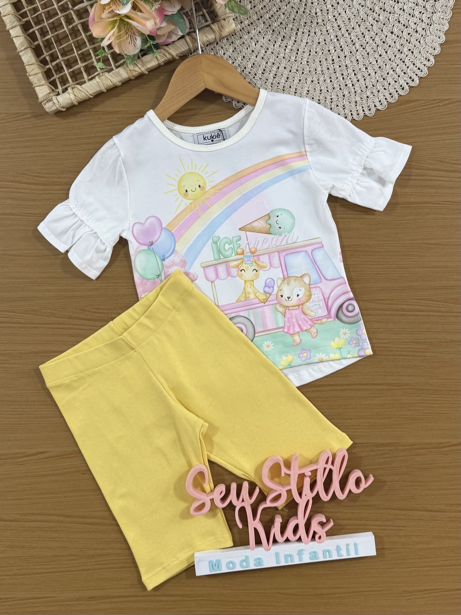 Conjunto Infantil Kukiê com Shorts Ciclista Amarelo e Blusa Manga Curta Sorvete