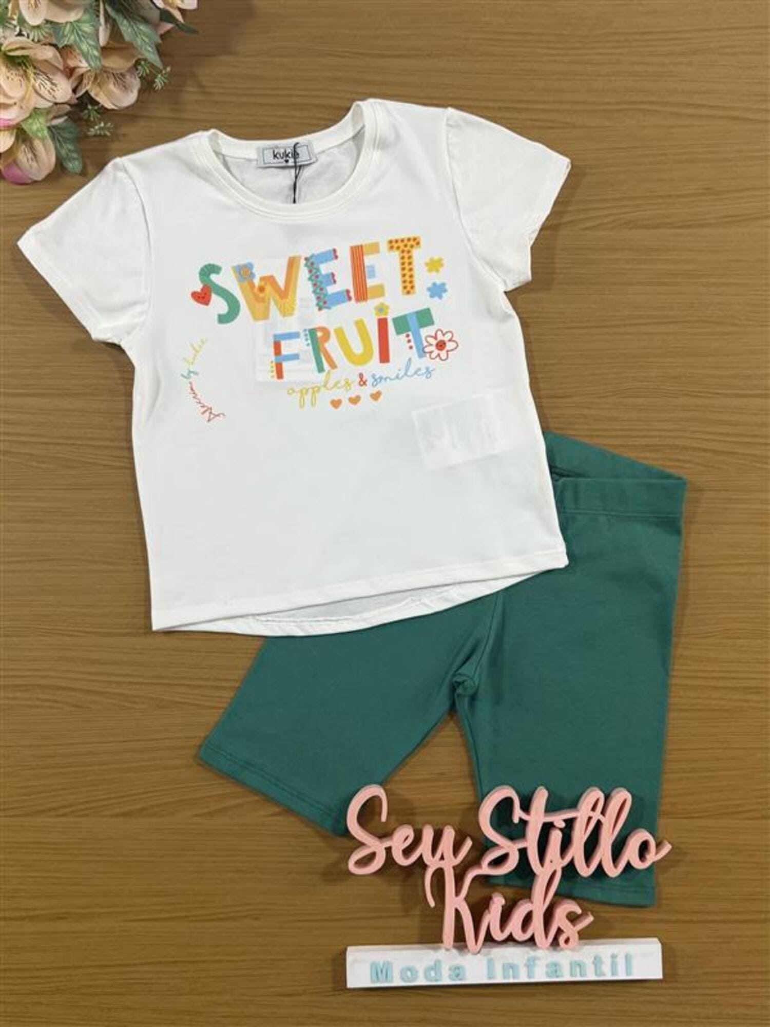 Conjunto Infantil Kukiê com Shorts Ciclista Verde e Blusa Manga Curta Sweet Fruit
