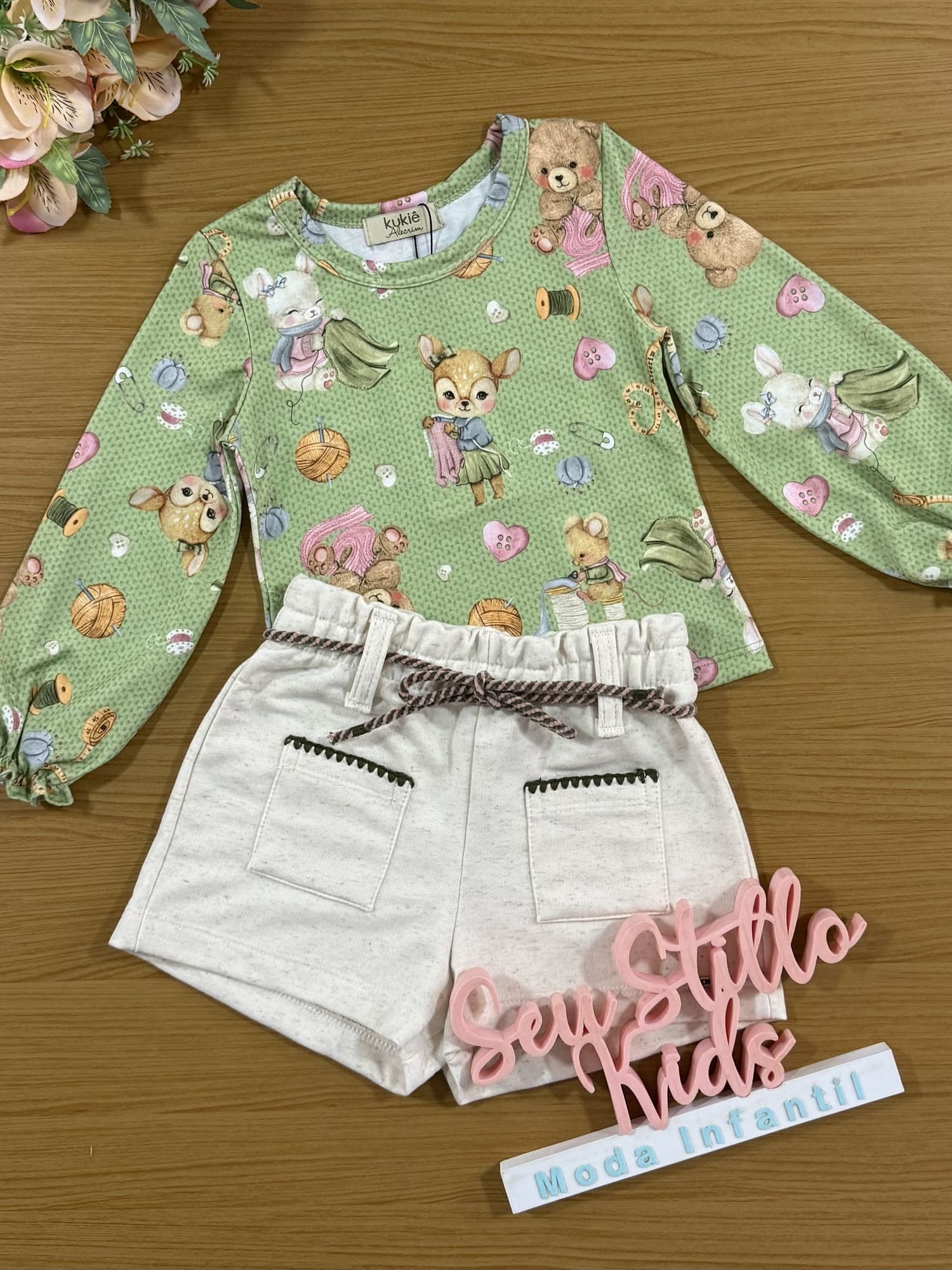 Conjunto Infantil Kukiê Alecrim Inverno com Shorts Off White e Blusa Verde Animais