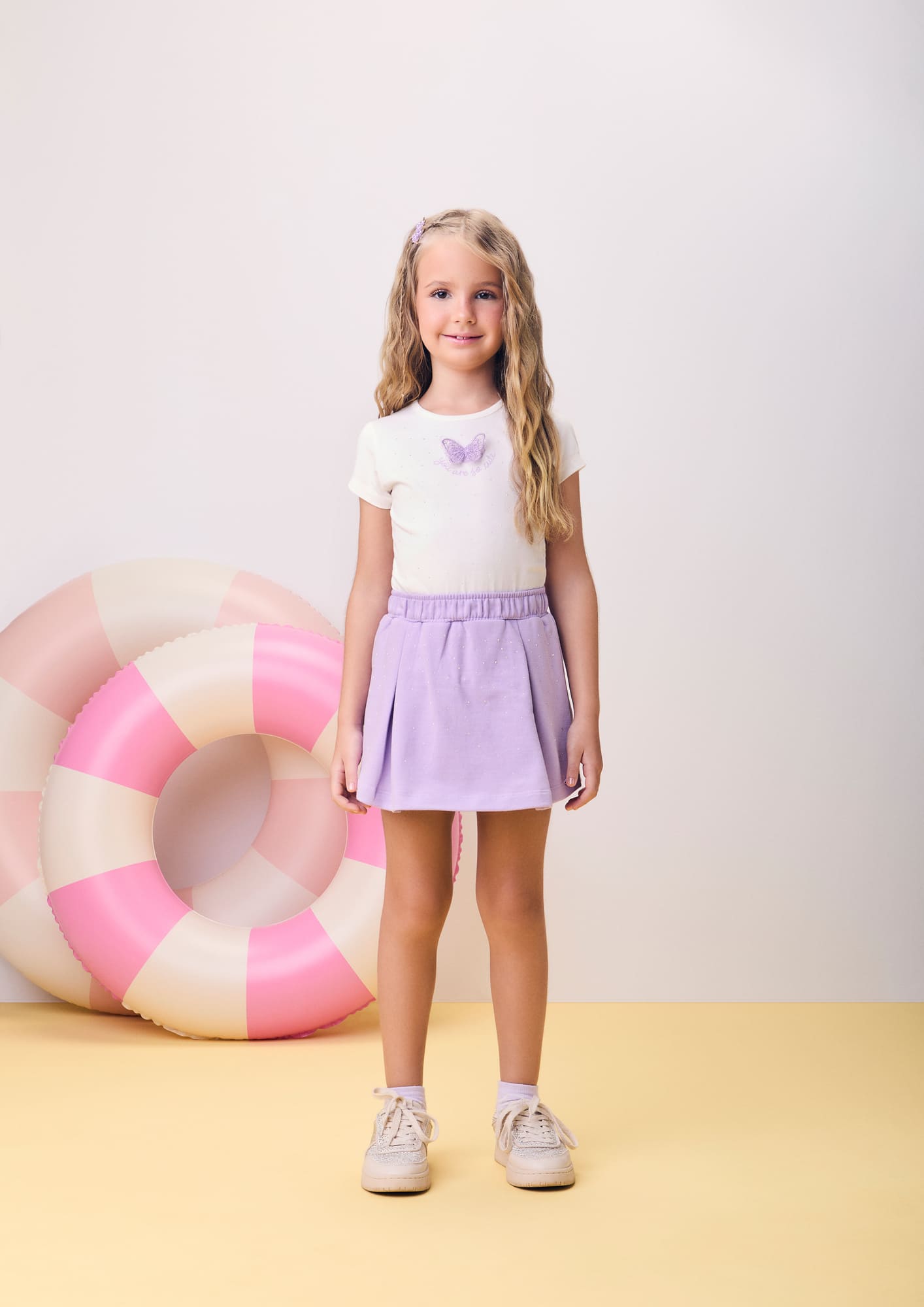 Conjunto Infantil Momi Verão com Short-Saia Lilás e Blusa Branca Borboletinha Strass