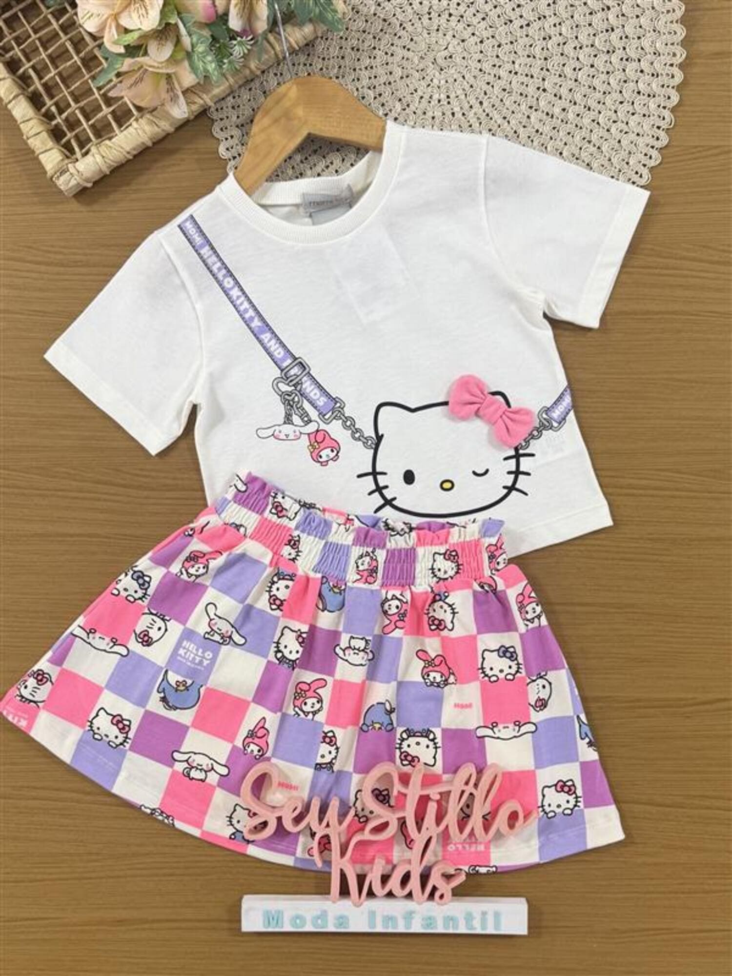 Conjunto Infantil Momi Verão com Saia Colorida e Blusa Branca Bolsinha 3D Hello Kitty