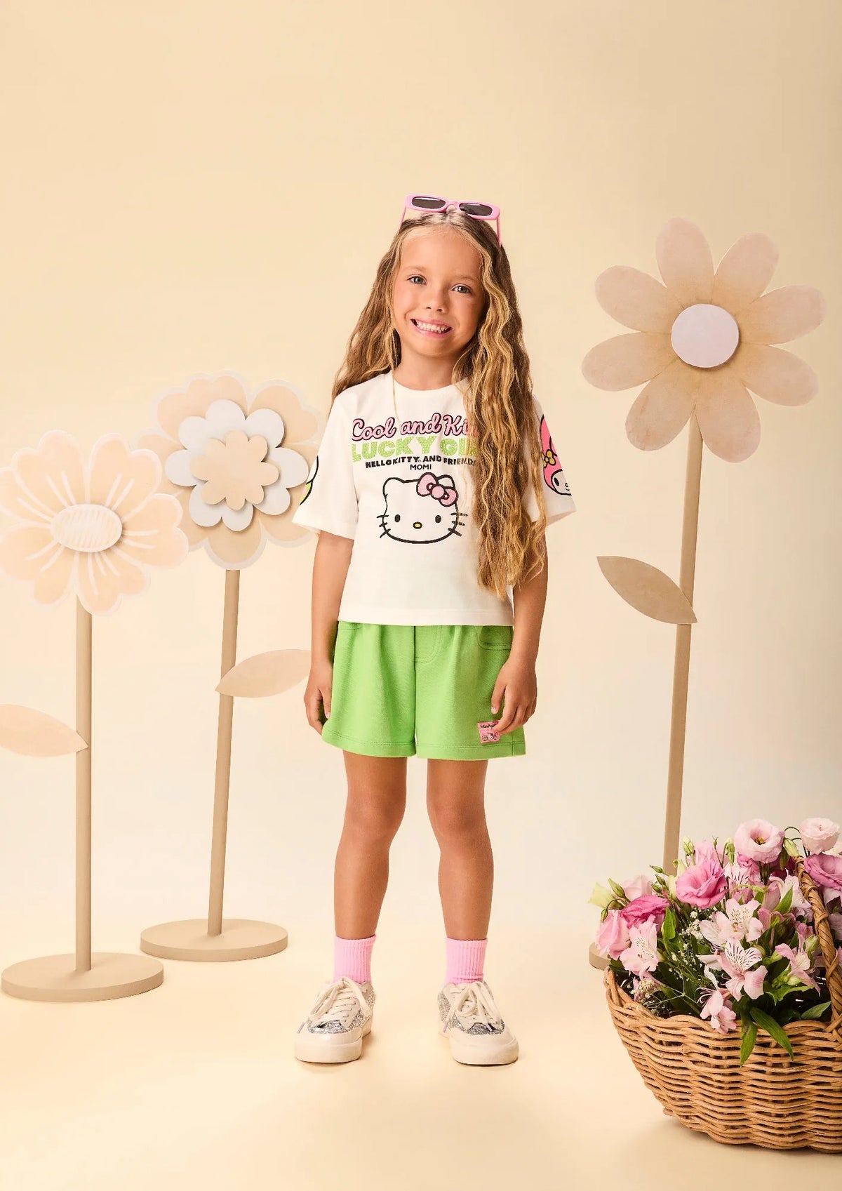 Conjunto Infantil Menina Momi com Shorts Verde e Blusa Branca Hello Kitty Strass
