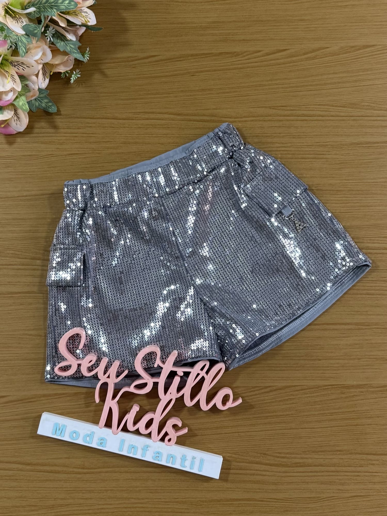 Shorts Infantil Animê Inverno Cinza Paetê