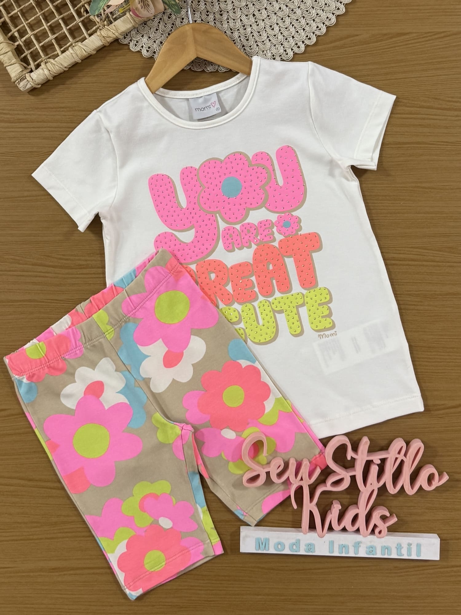 Conjunto Infantil Momi Verão com Shorts Ciclista Bege e Blusa Branca Florzinha com Strass